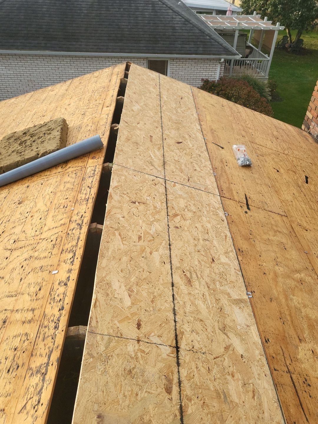 ATLAS PINNACLE COLOR: HEARTHSTONE, DRIP EDGE: BLACK by Eagle Eye Roofing