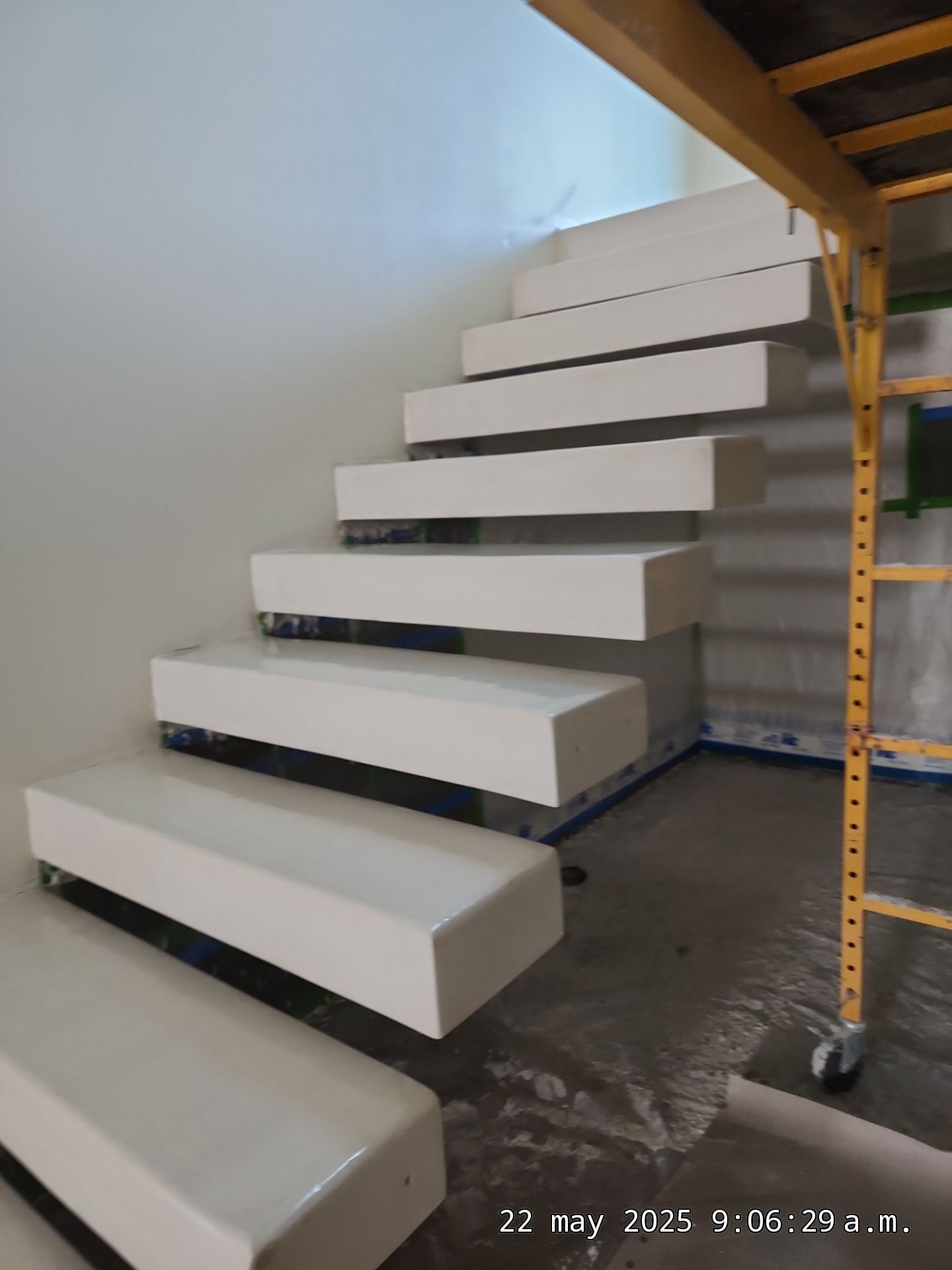 Microtopping over Steps by Seamless Surfaces