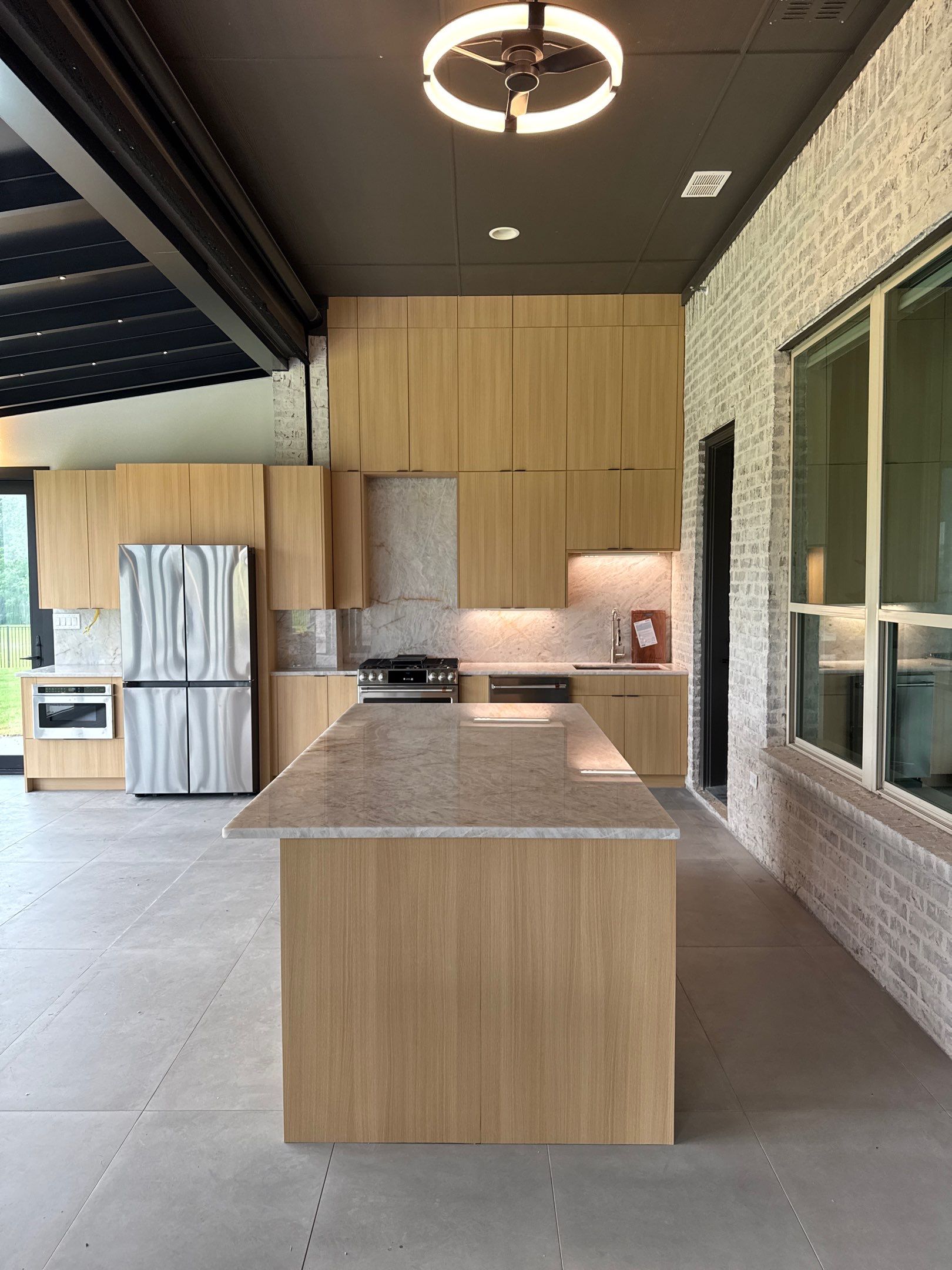 💎 Fairview Luxury Oasis: European Modern Outdoor Kitchen with Cristallo Quartzite by Tibi Soli LLC