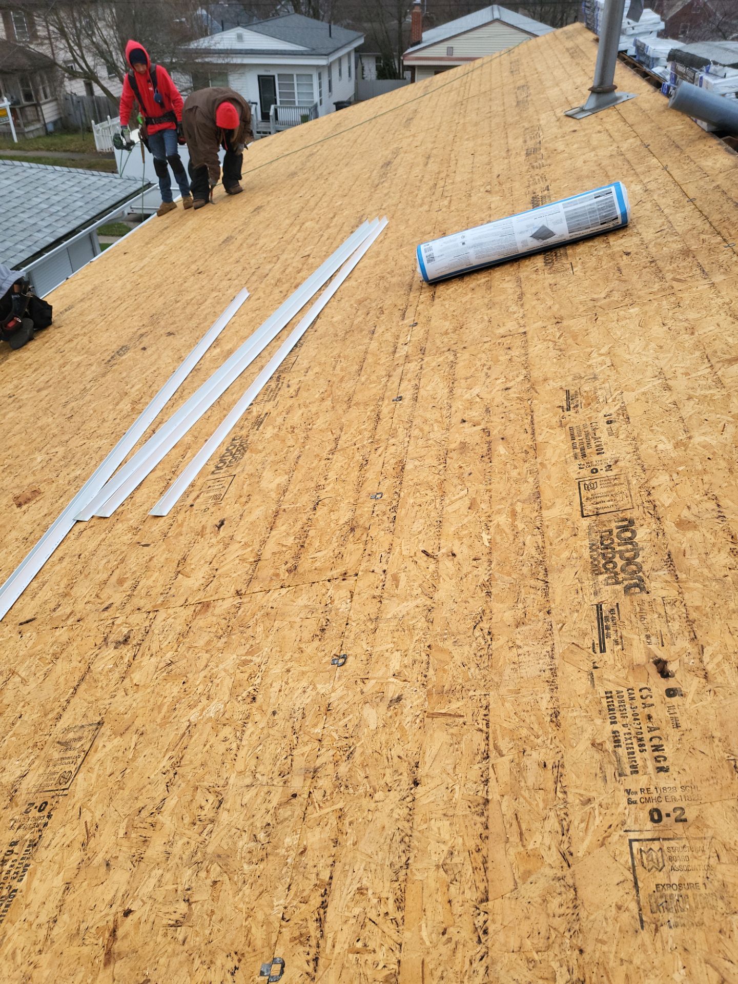 Atlas Pinnacle, Color: Oyster Shell, Drip Edge: White by Eagle Eye Roofing