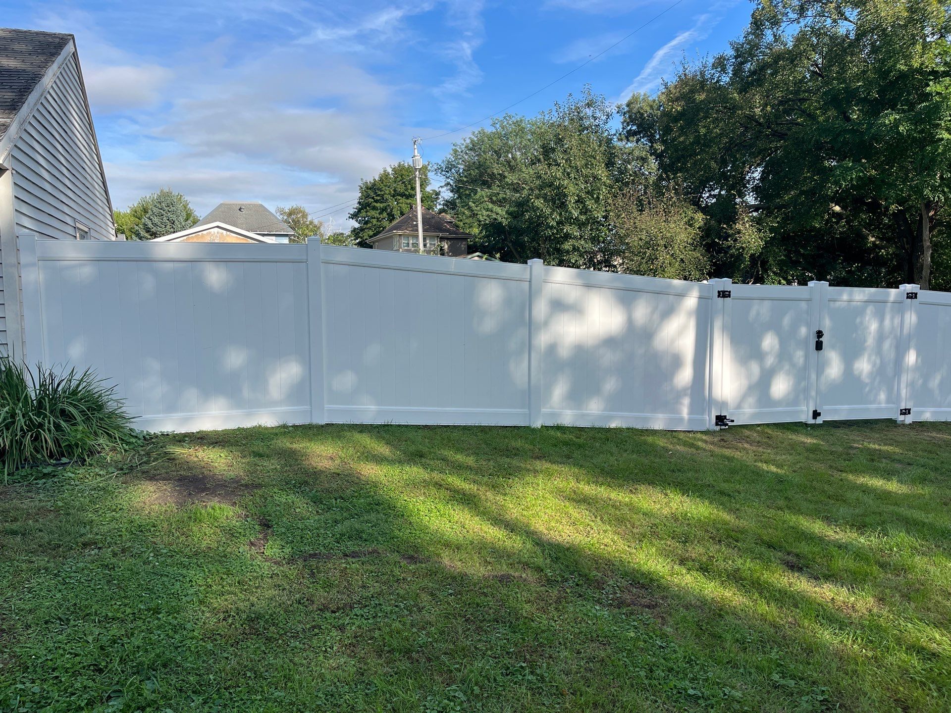 White Vinyl Privacy Fence and Black Chain Link Installation in Sumner by Perfect Picket Fence and Stain