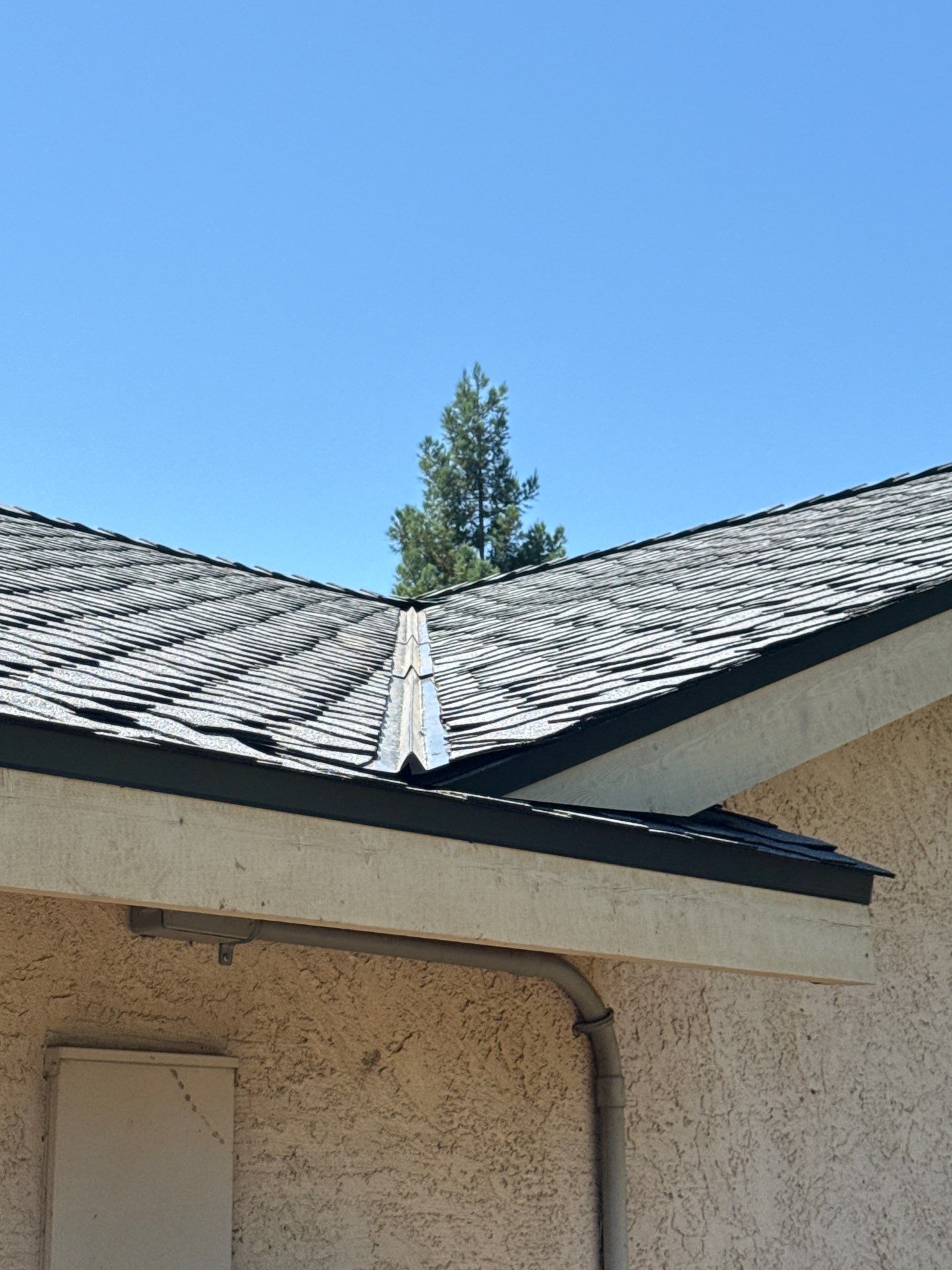 Straight Edge Roofing, Inc featured photo.