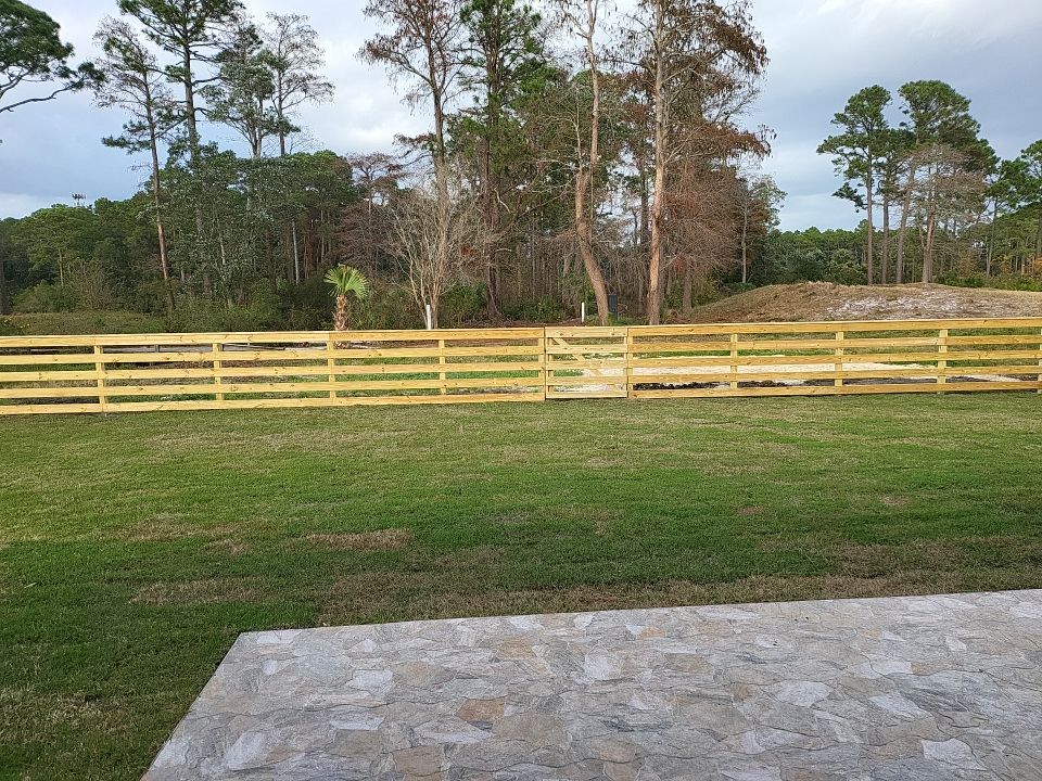 You can never go wrong with Horizontal by Hip Square Fence Inc.