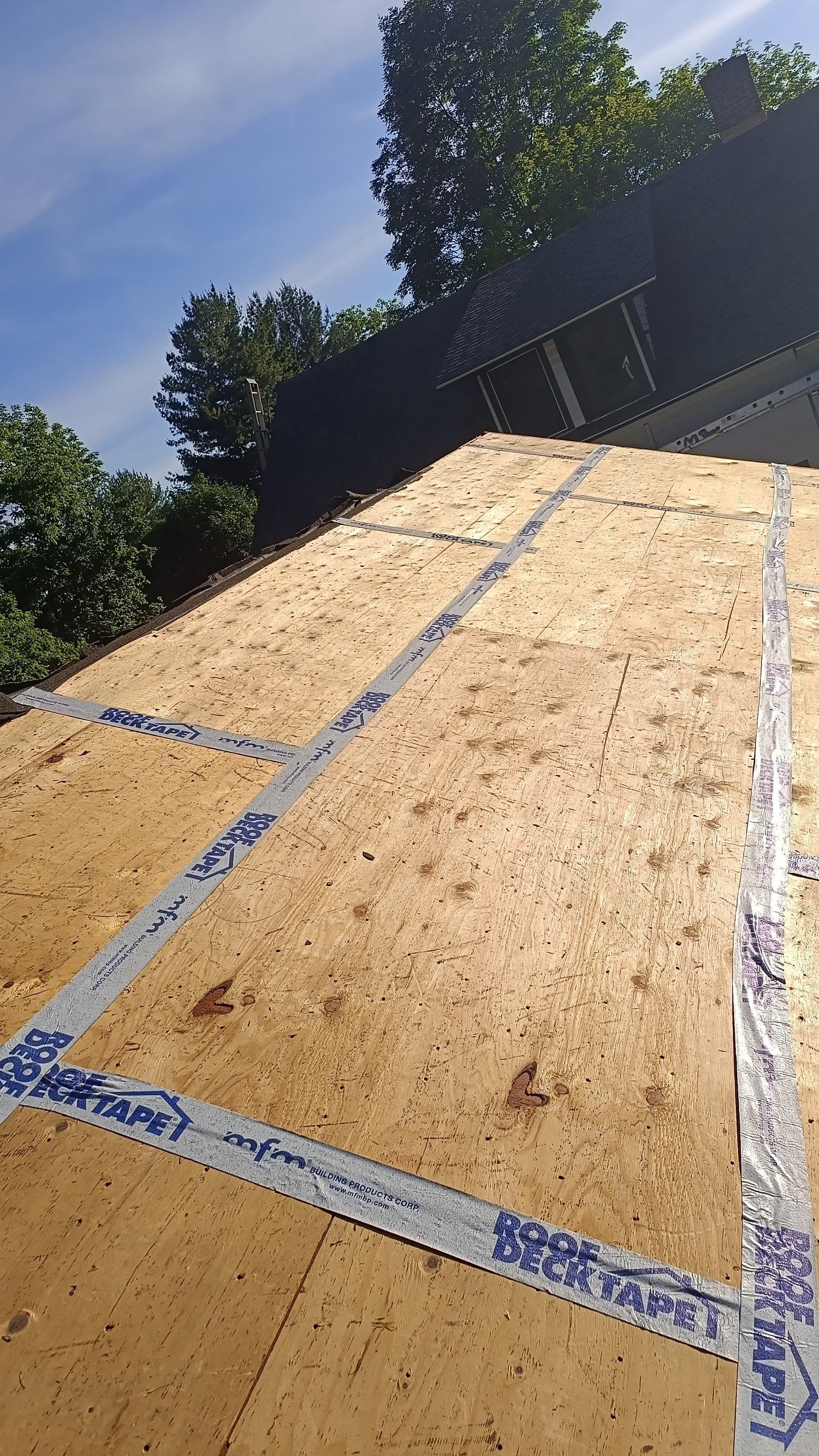 Brand new New Milford, CT roof by DiGiorgi! by DiGiorgi Roofing and Siding Inc