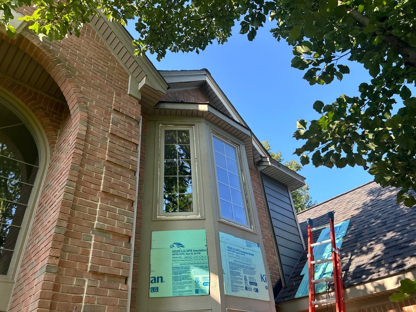 Roof Replacement using Owens Corning Peppercorn and Siding Replacement using Ascend Charcoal Smoke by 180 Contractors