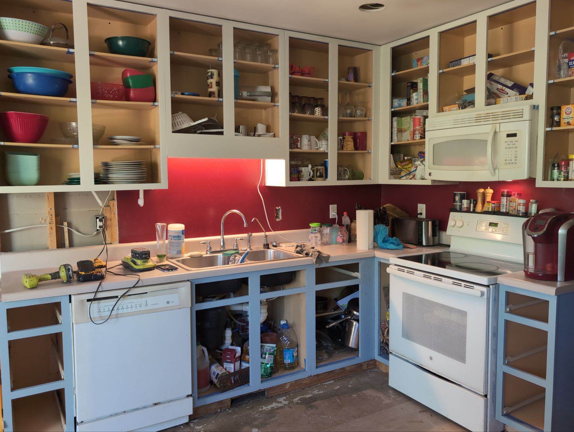 Holly Springs Kitchen Remodel – Two-Tone Shaker Cabinets & Open-Concept Design by Elite Remodeling and Design LLC