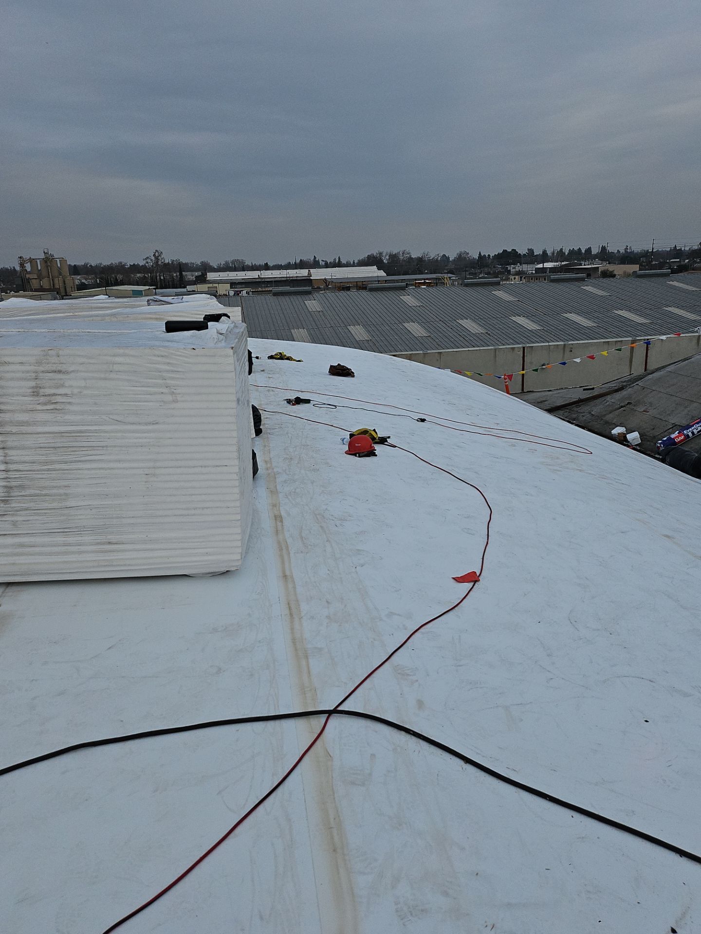 TPO single-ply roofing system using GAF Single-ply TPO 60 mil with 1.5 inch ISO board insulation by Straight Edge Roofing Inc
