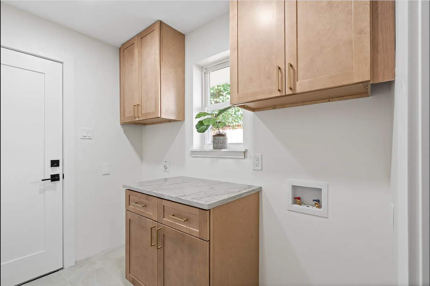 Layout-Loving Kitchen: Premium Cabinets Delivered in 7 Days Flat by Tibi Soli LLC