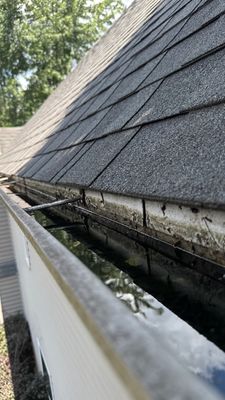 Why Boulder Hill Gutters Clog and Ice Up
