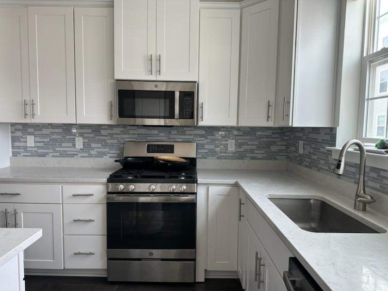 Another beautiful glass kitchen backsplash in new Townhouse by Footprints Floors Morristown