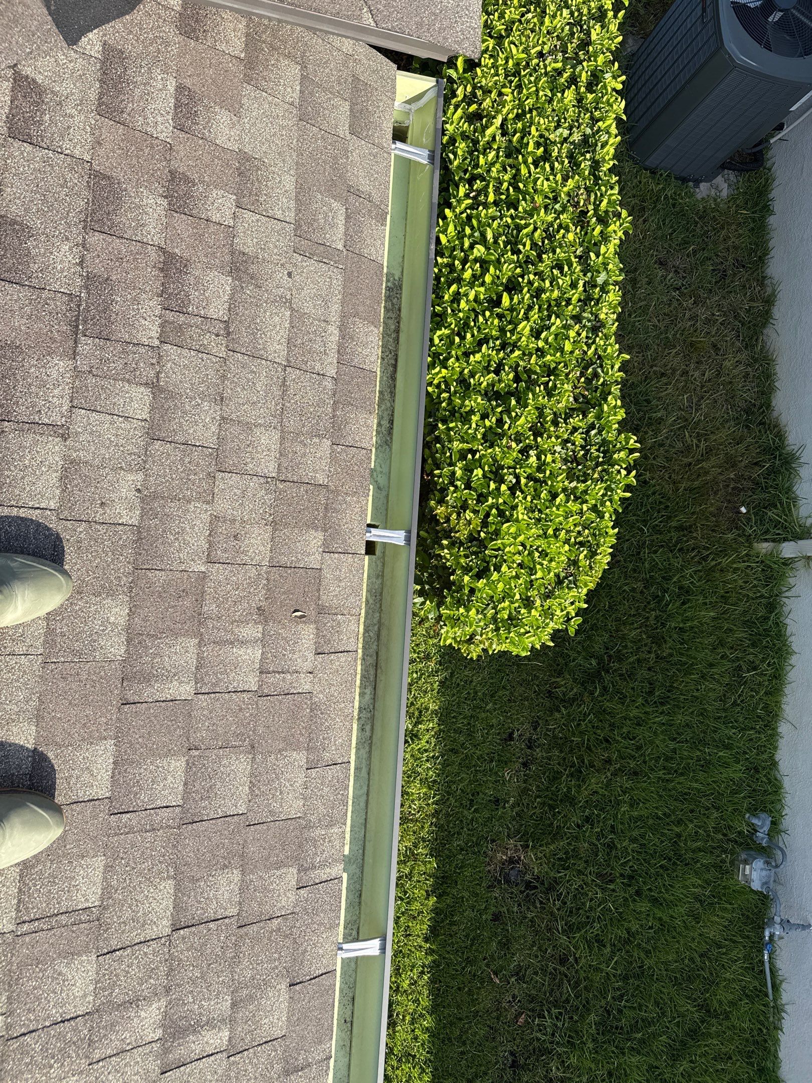 Gutter Cleaning Over Screen Enclosure – Greenbrook Village, Lakewood Ranch, FL by Sunshine AquaWash