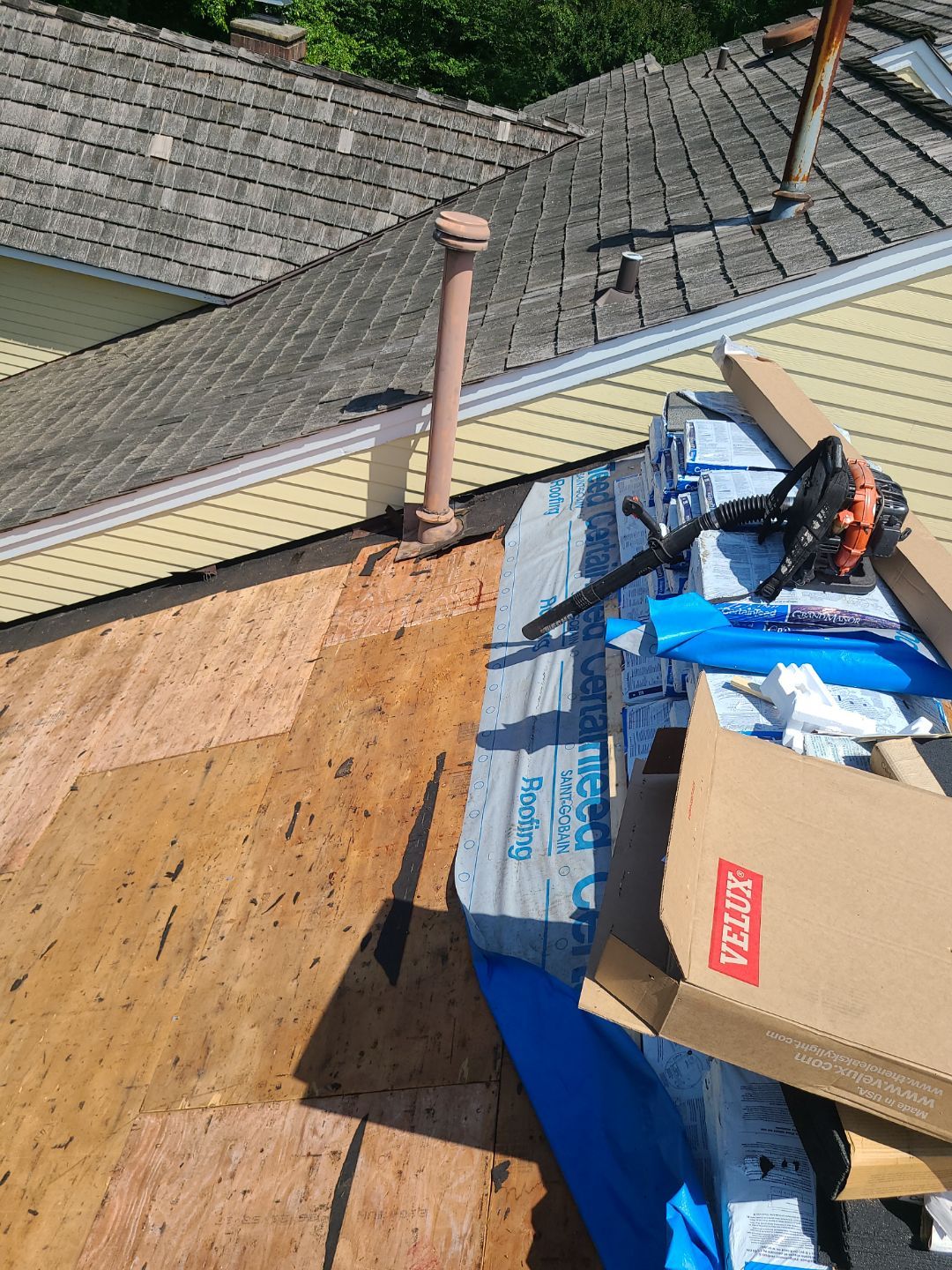 Arlington: CertainTeed Grand Manor Designer Shingles in Weathered Wood by RM Banning, Inc.