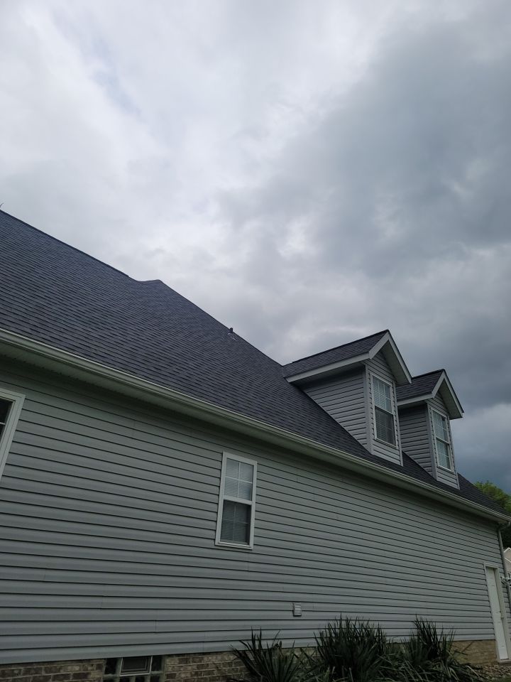 Brand: Atlas Pinnacle Color: Pristine Scotchgarde Black Drip: White by Eagle Eye Roofing