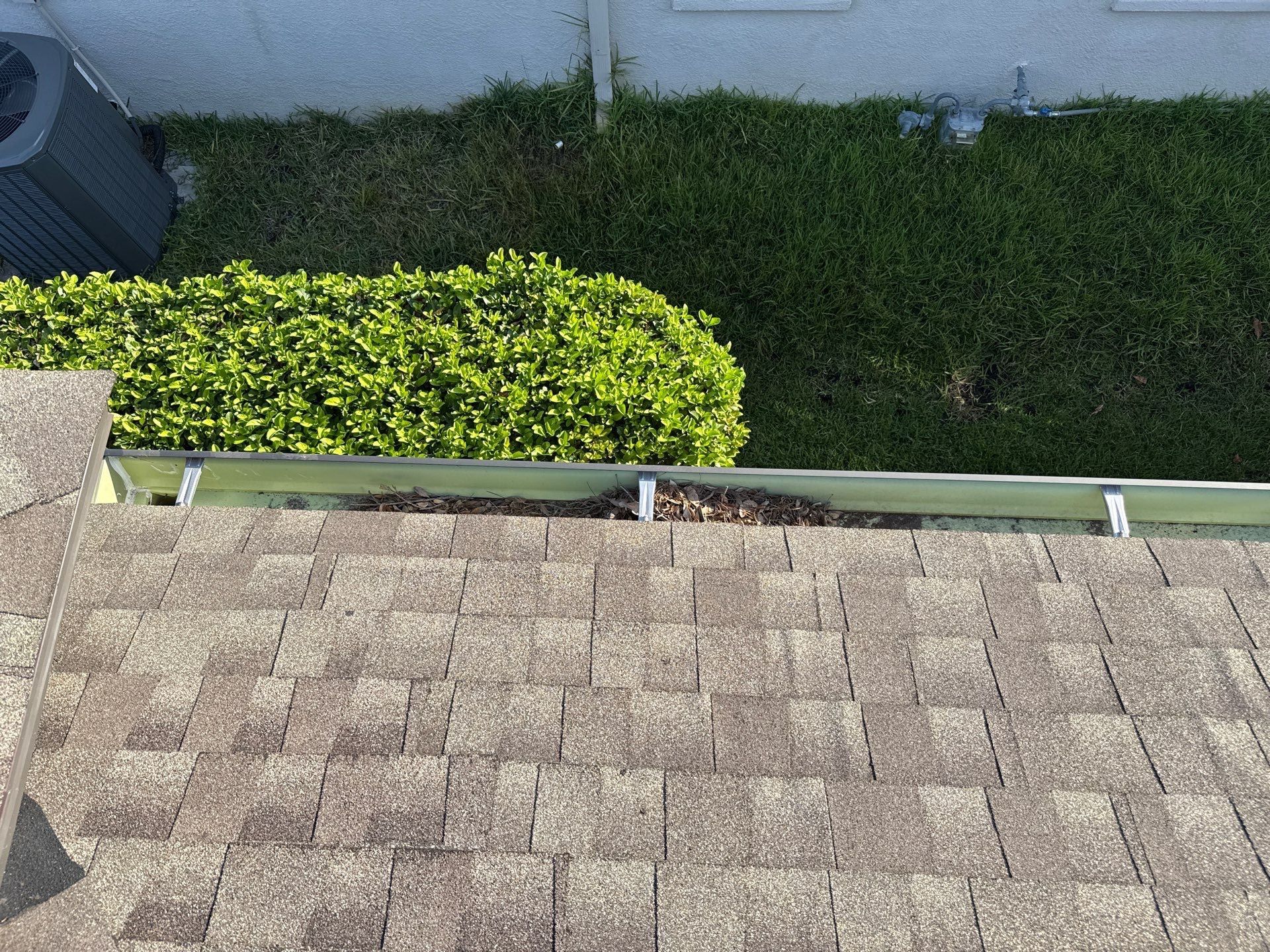 Gutter Cleaning Over Screen Enclosure β Greenbrook Village, Lakewood Ranch, FL by Sunshine AquaWash