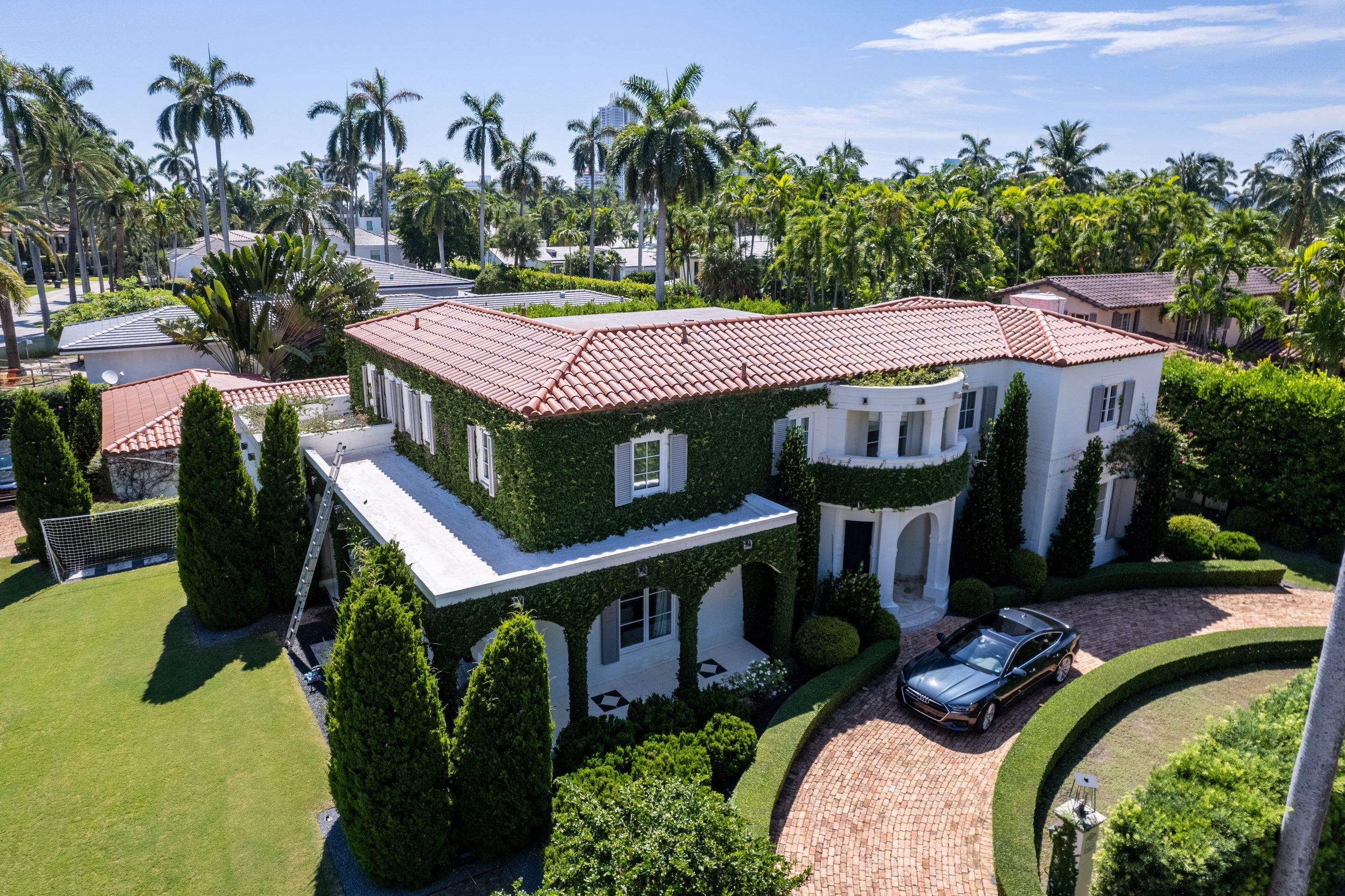 Verea Barrel - Red and Ohio Red Color by Istueta Roofing