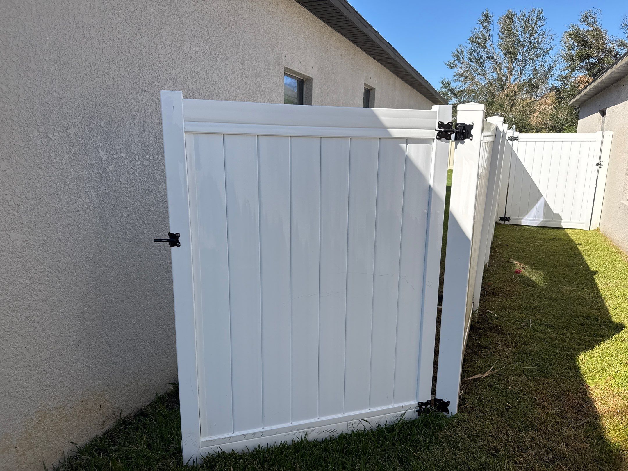 Comprehensive Concrete and Vinyl Fence Cleaning in Willow Walk Community, Palmetto, FL by Sunshine AquaWash