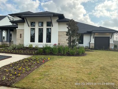 Magnolia Contrast: Light Stucco with Dark Accents and Stone Details