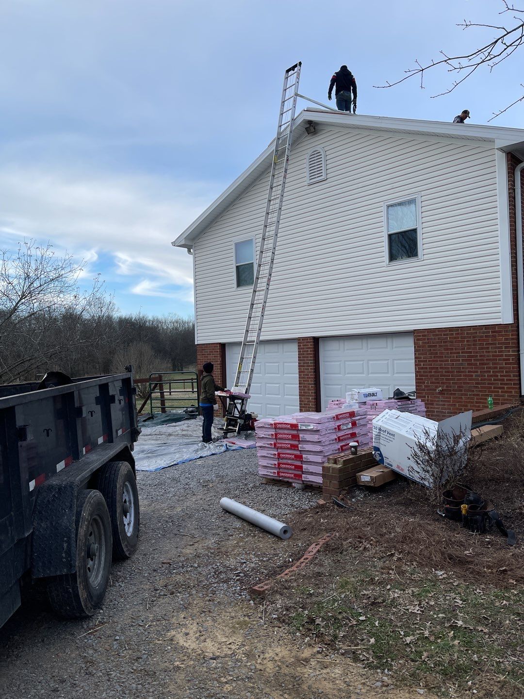 Residential Roofing Installation using Owens Corning Oakridge Roofing System by Undersun Roofing 