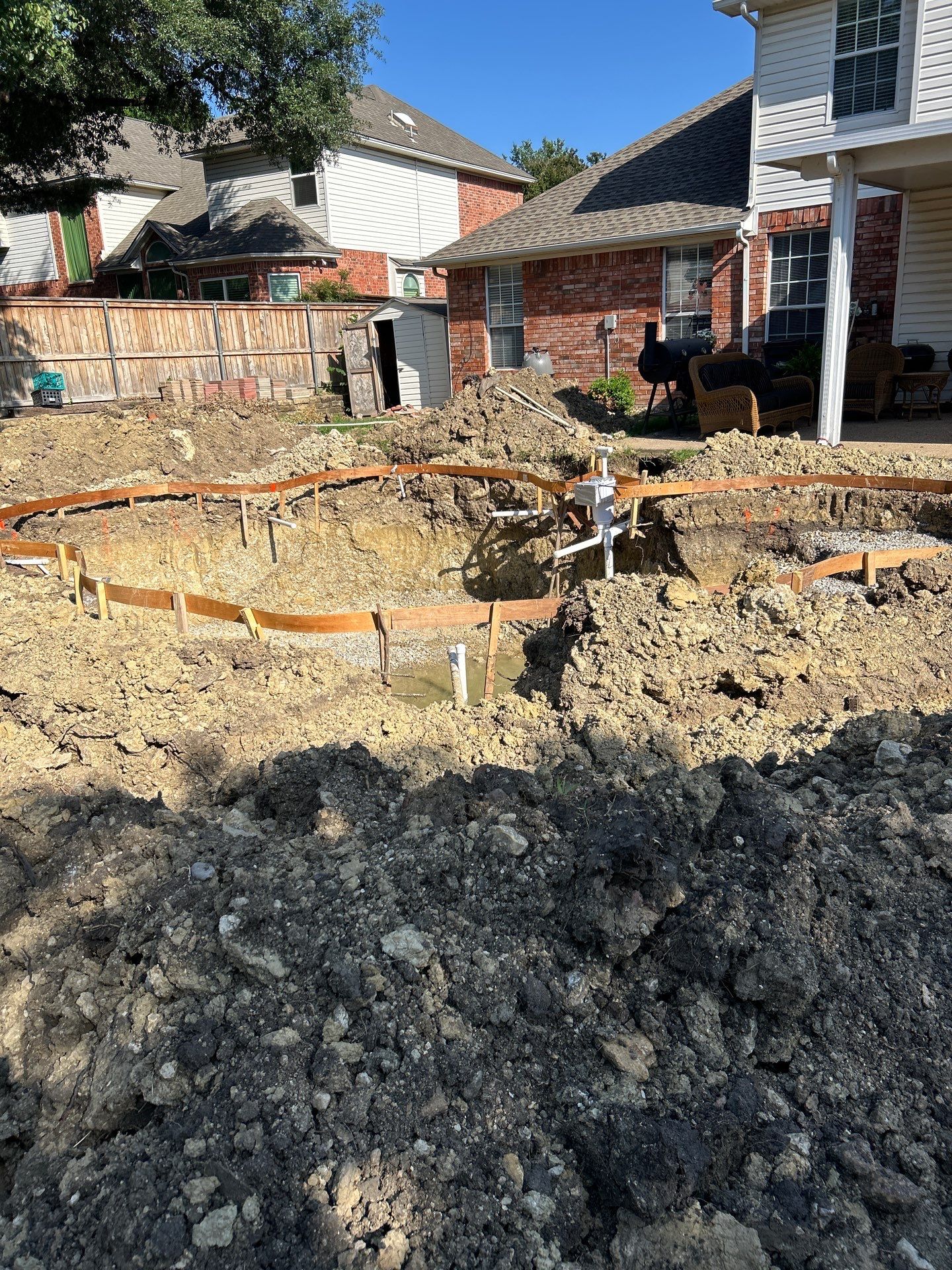 Compact Freeform Spool with Dark Coping by Pinnacle Pools and Spas - DFW