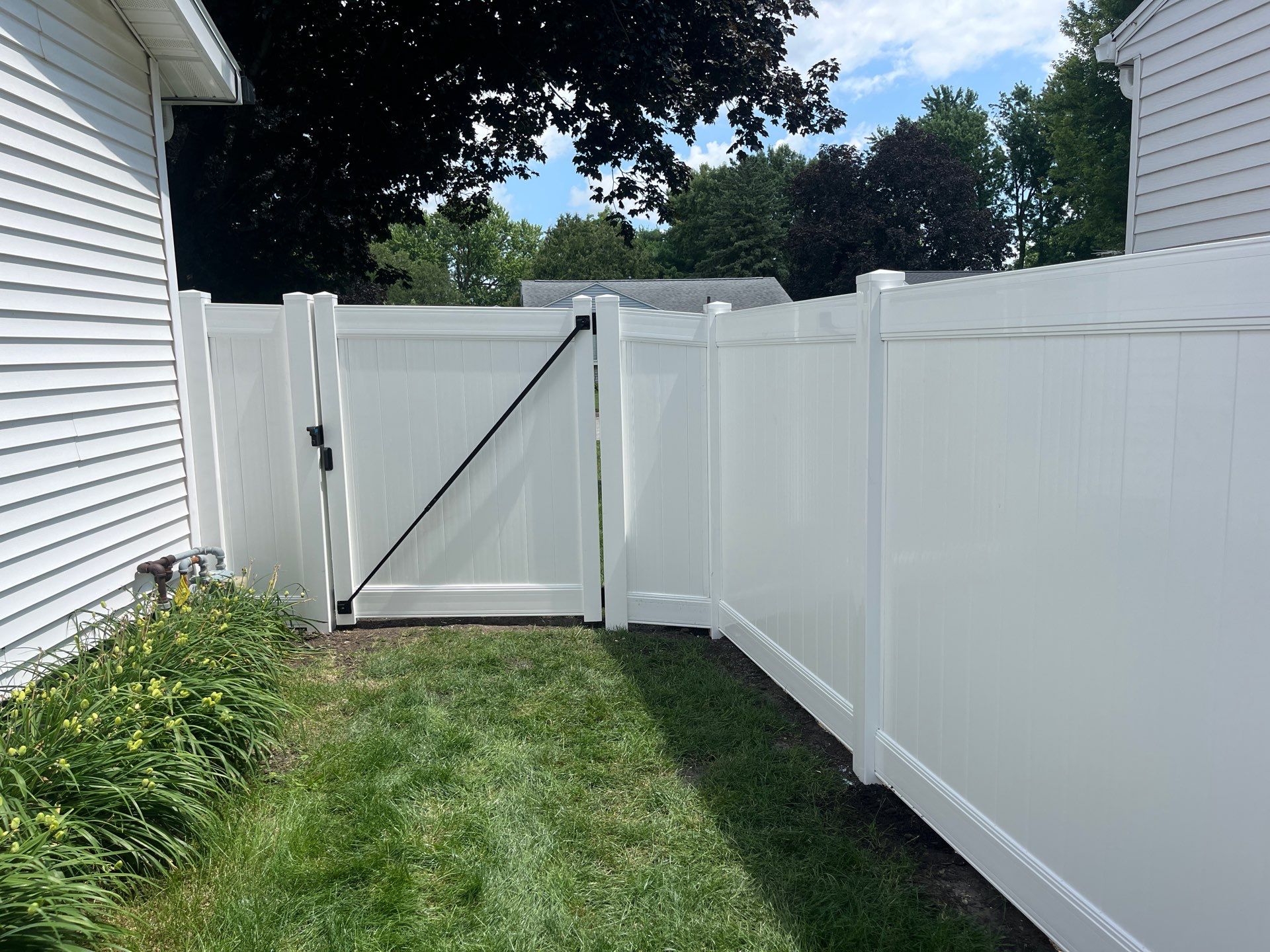 White Vinyl Privacy and Picket Fence Installation in Waterloo by Perfect Picket Fence and Stain