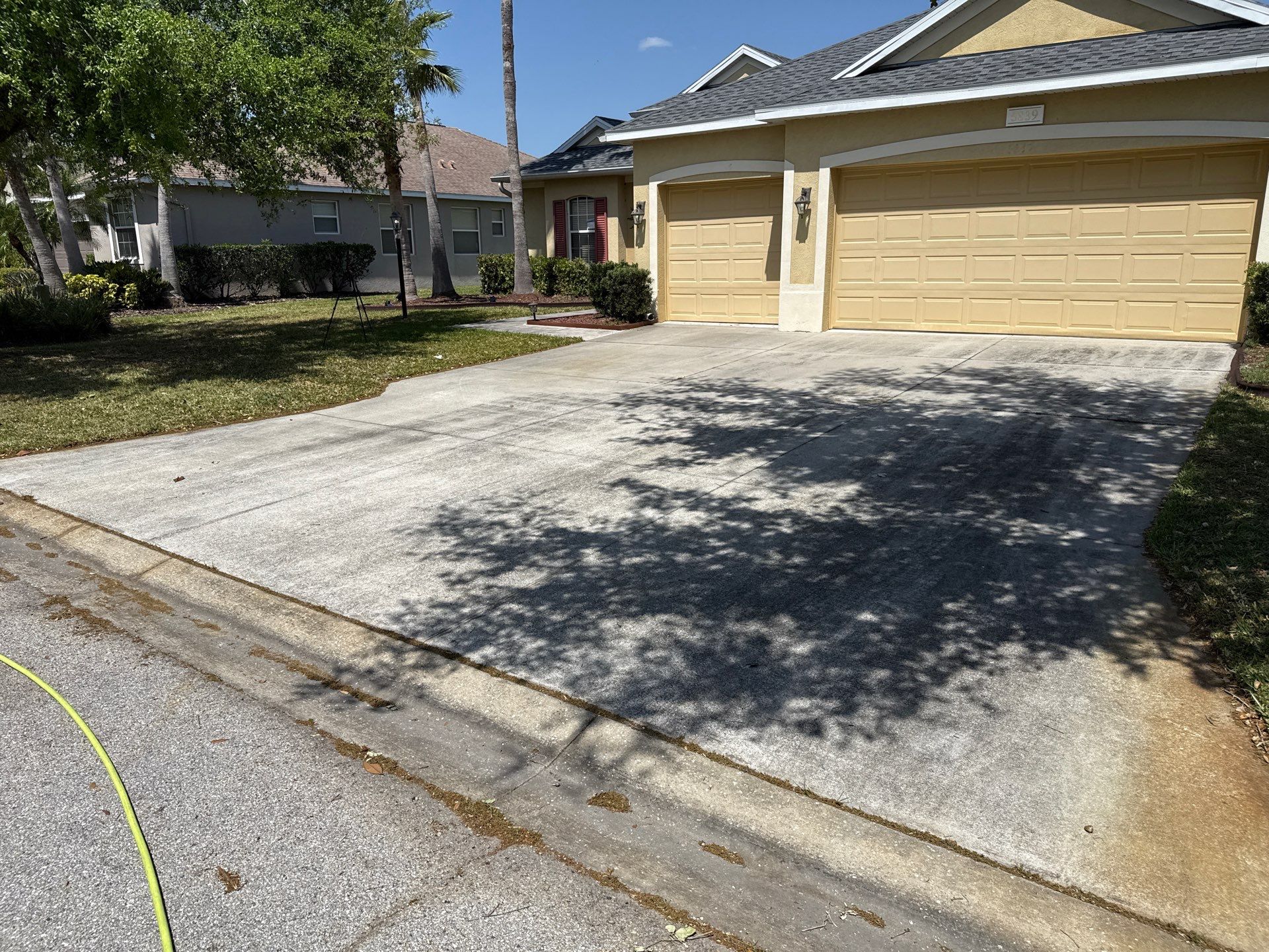 Driveway & Rear Wall Soft Wash | Lexington Community | Parrish, FL | Sunshine AquaWash by Sunshine AquaWash