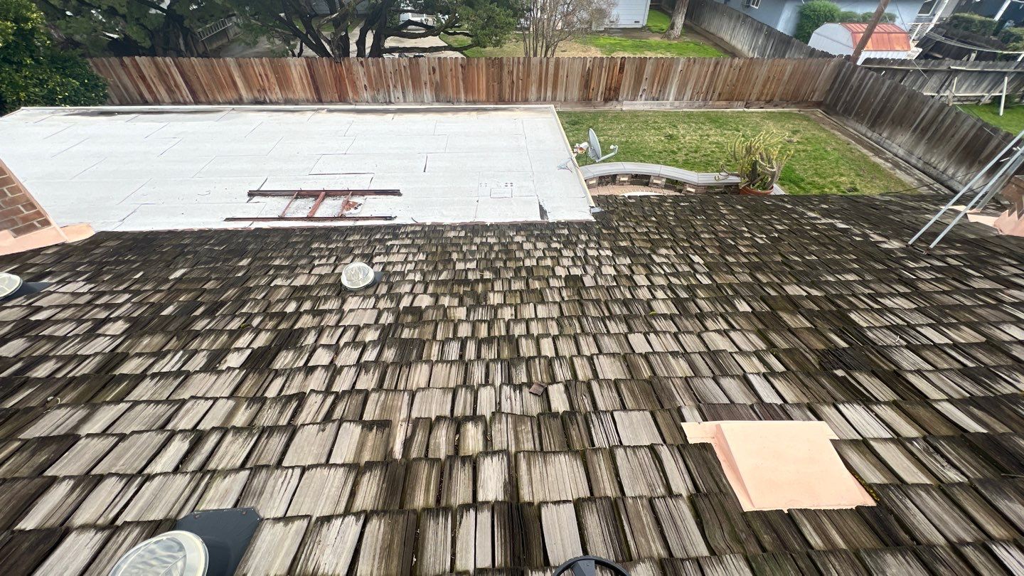 Installation of Certainteed Presidential shingles on residential house by Straight Edge Roofing Inc