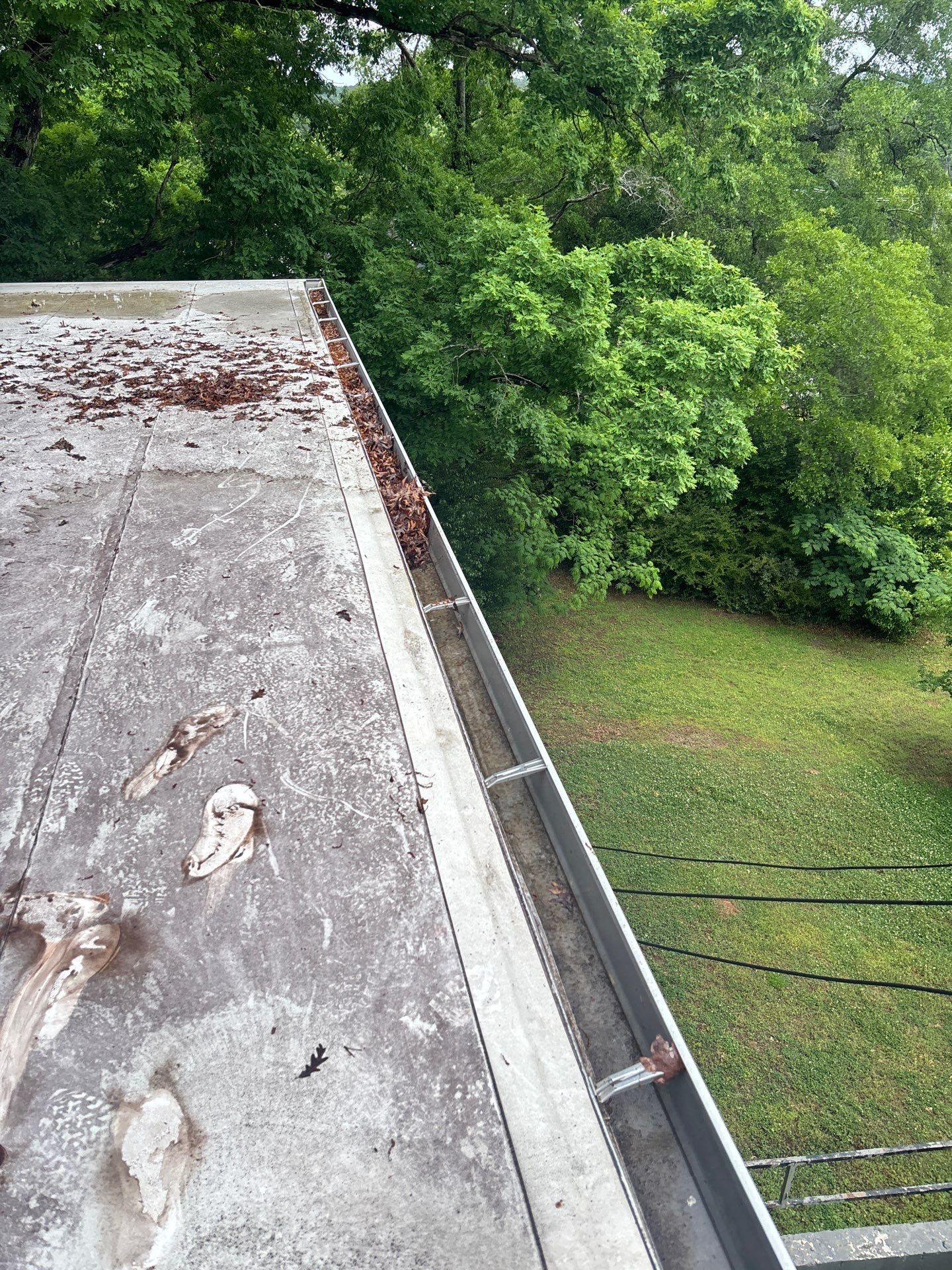 HOA gutter cleaning before photo