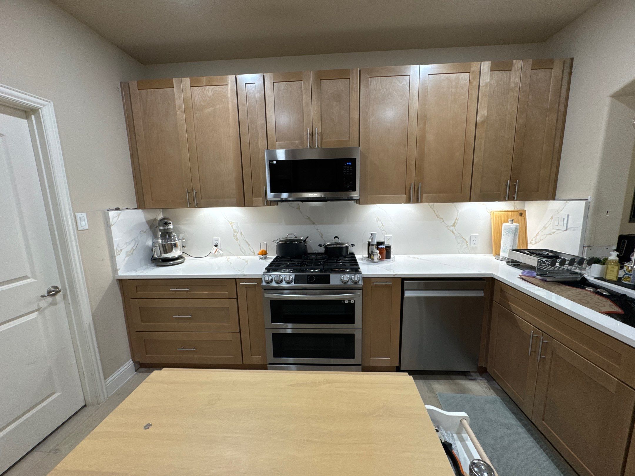 Layout-Loving Kitchen Refresh: Stunning Update in 14 Days Flat by Tibi Soli LLC