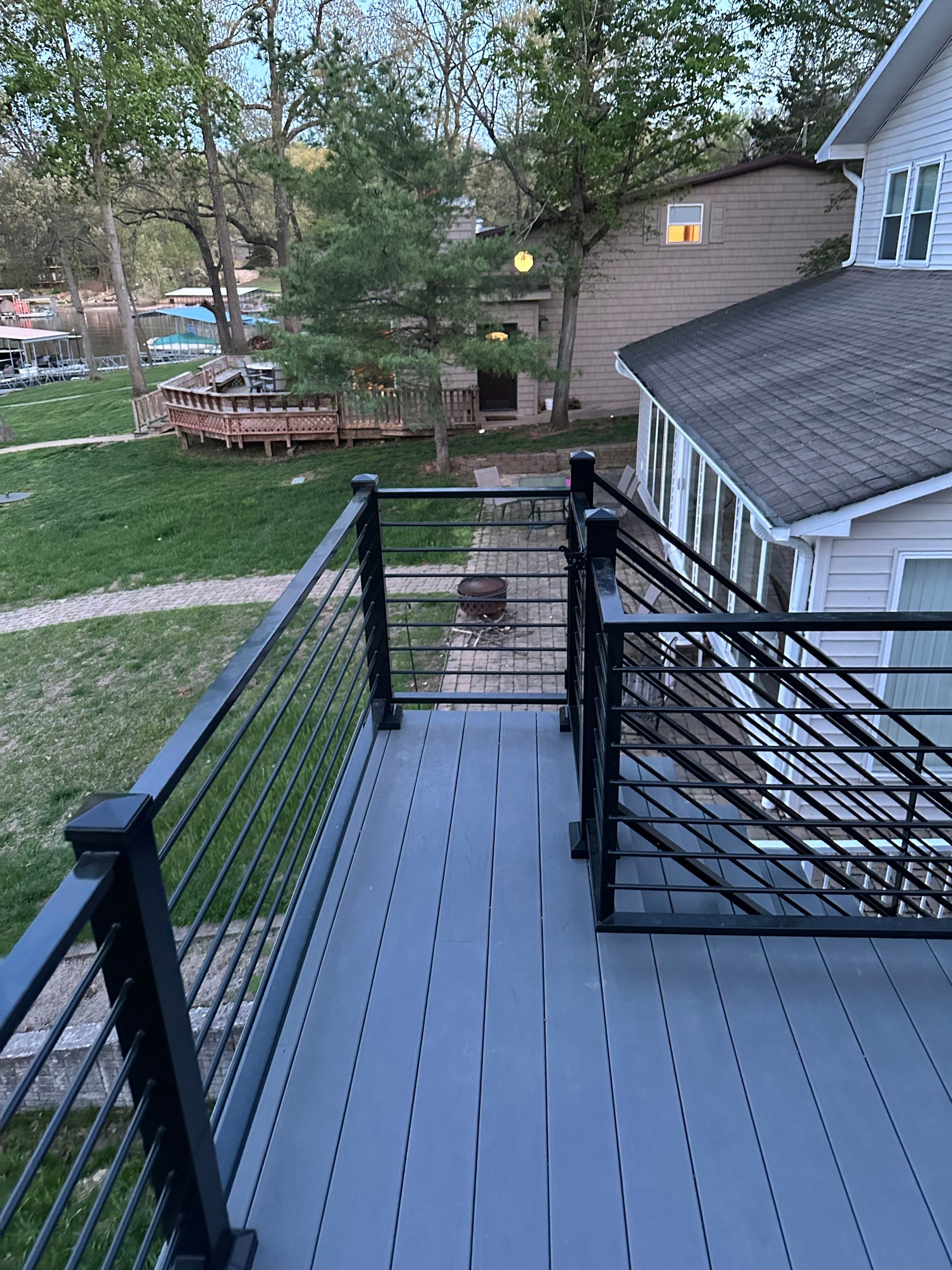 Residential Railing using Horizontal Rail by Edge Rail And Screen