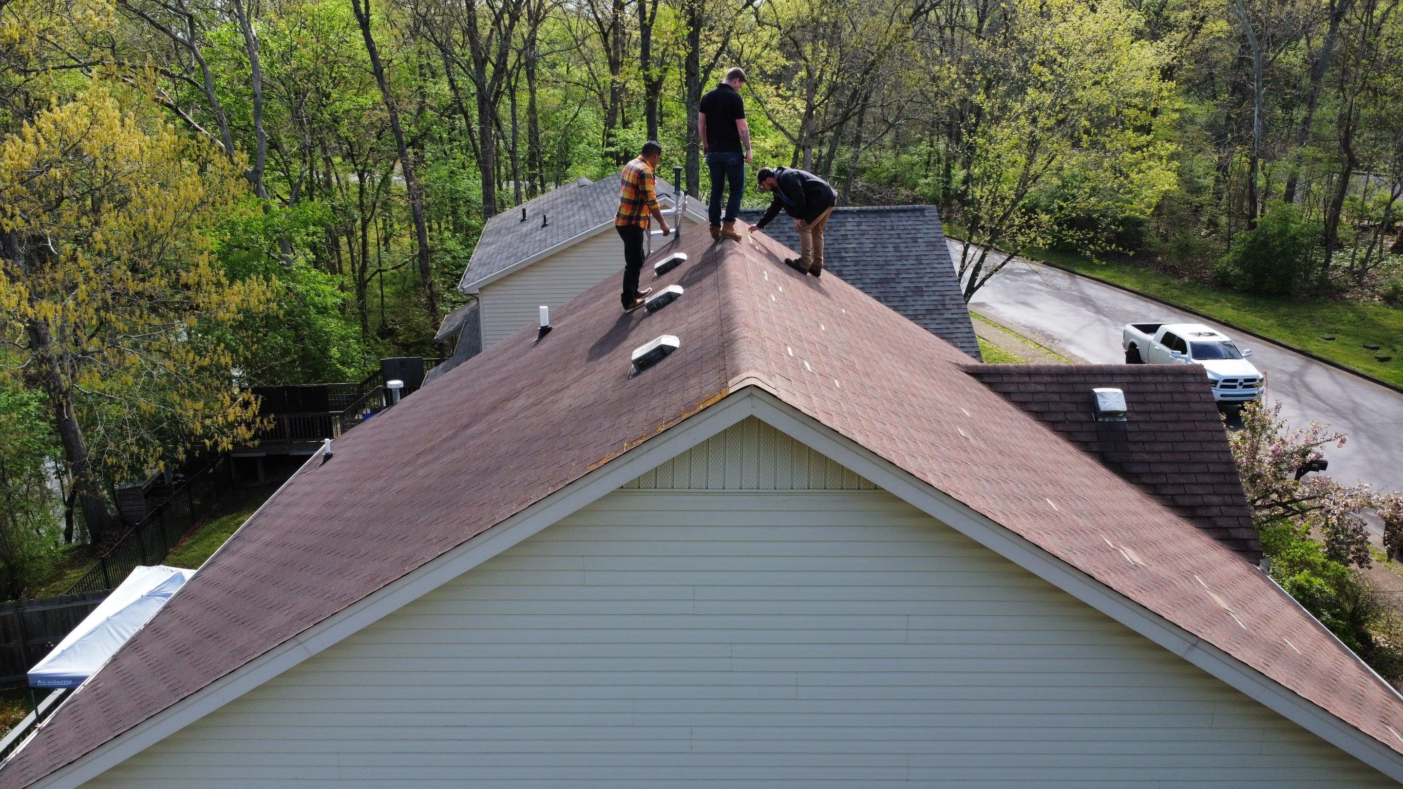 Residential Roofing Installation using Owens Corning Oakridge Roofing System by Undersun Roofing 
