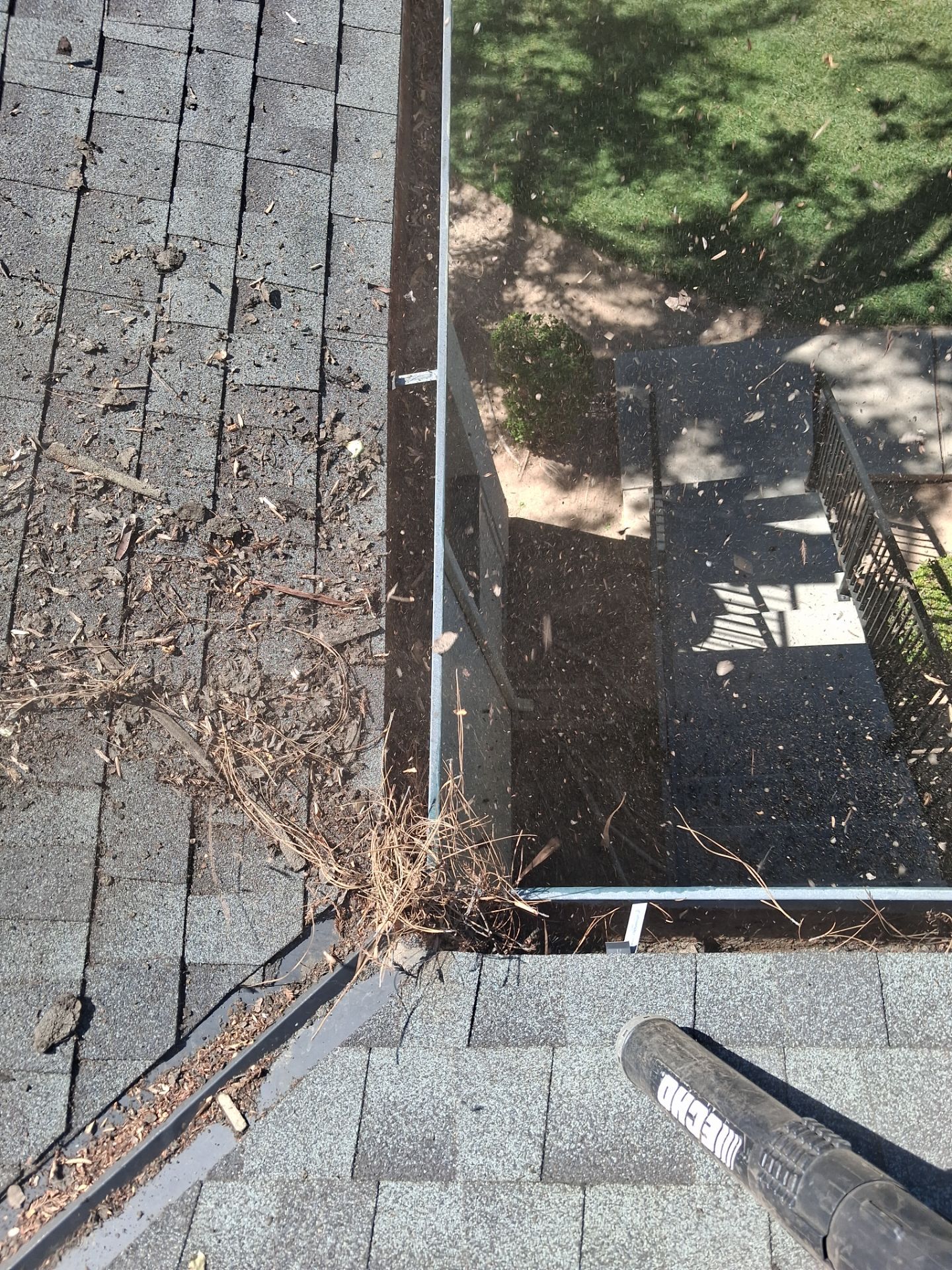 HOA gutter cleaning before