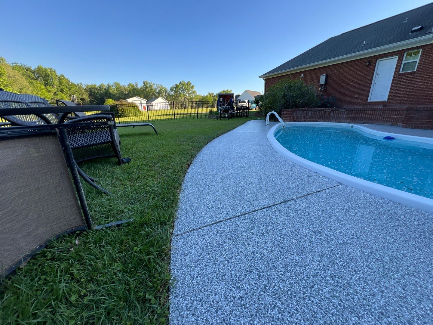 This before & after is STUNNING 🤩 by Deese Elite Concrete Coatings