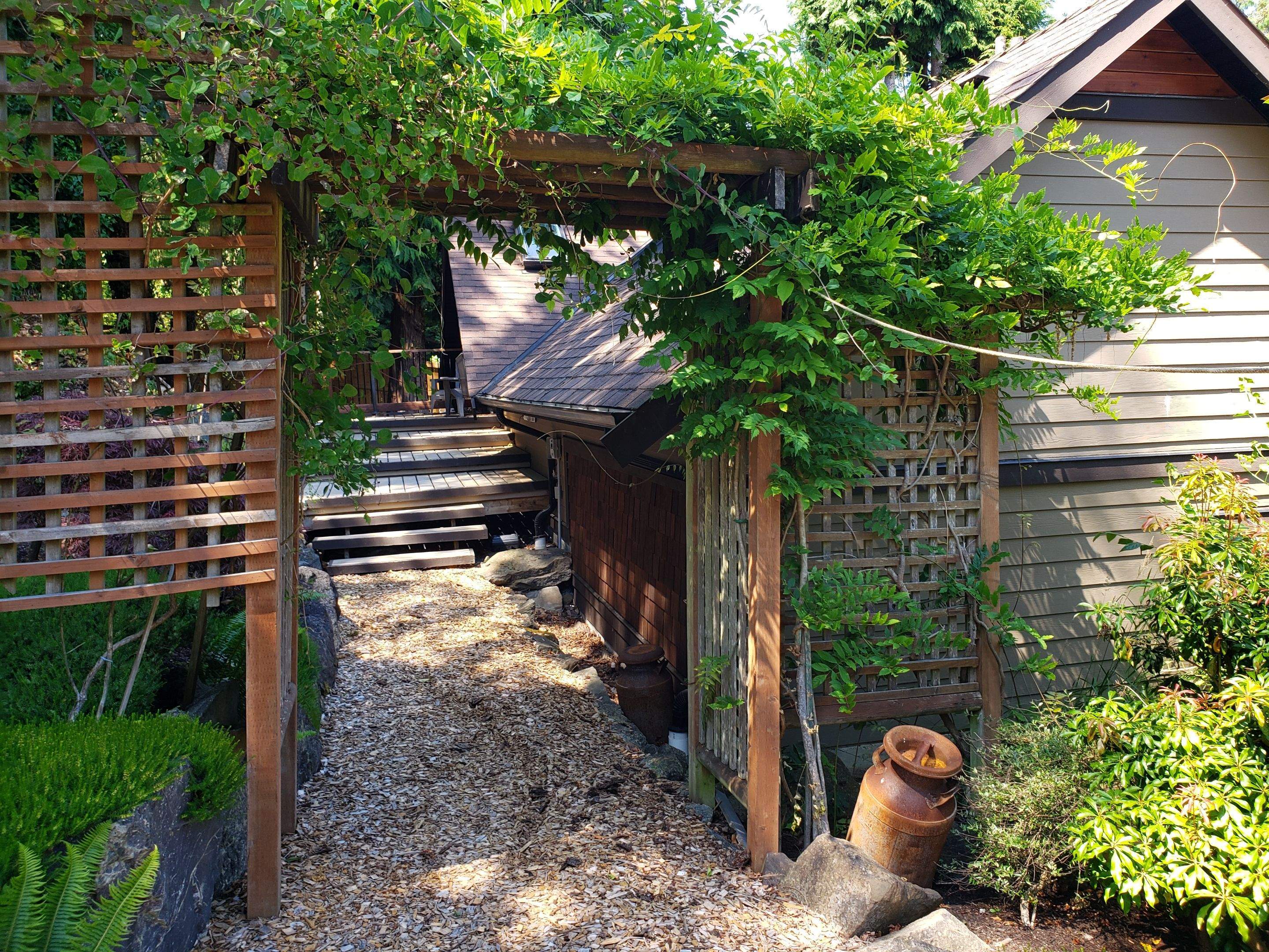 North Saanich Residence by Habanero Garden and Exterior Care