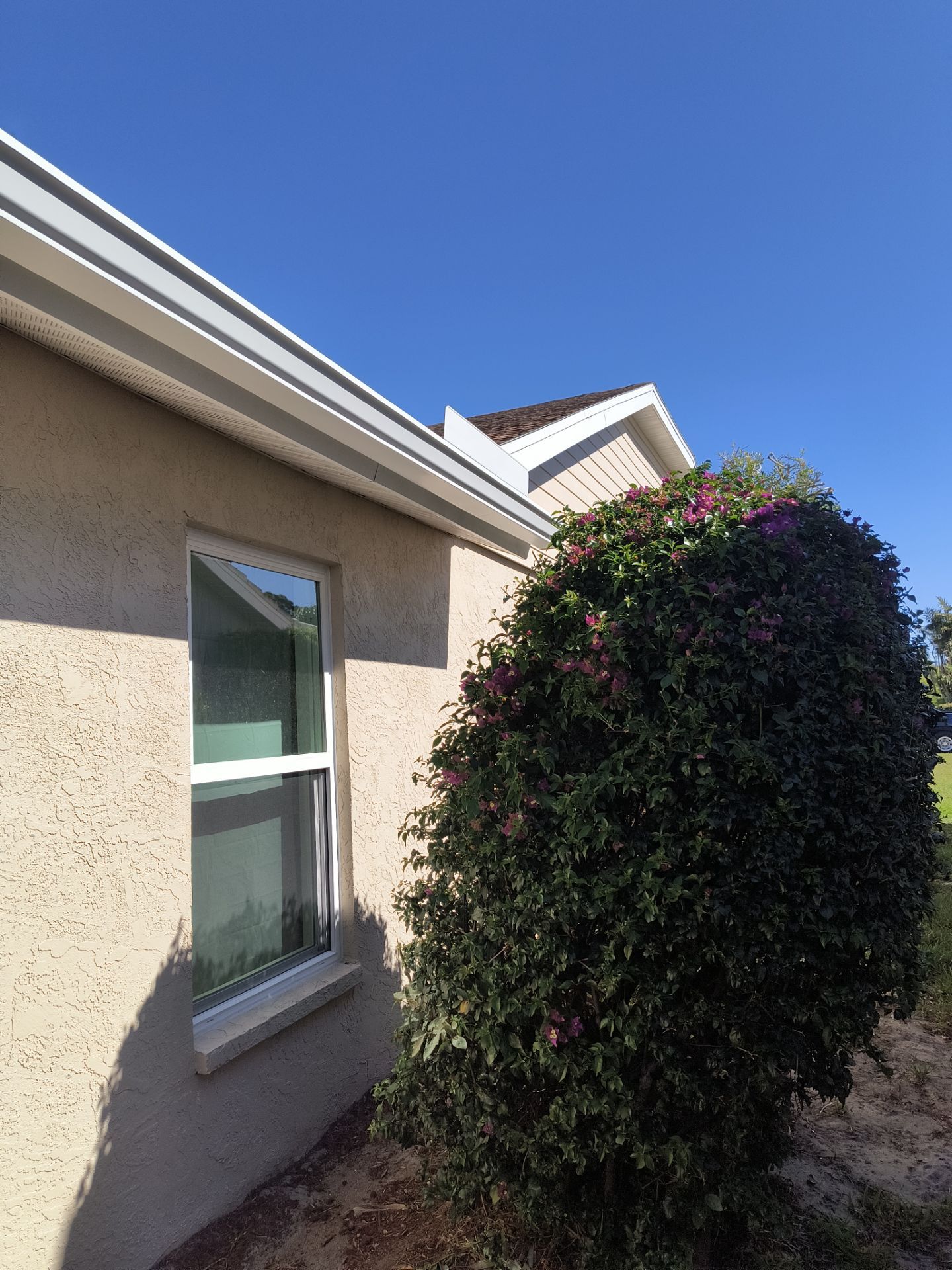 White Seamless Gutters using 6 Inch Seamless Gutters in Sarasota FL by Gutter Professors