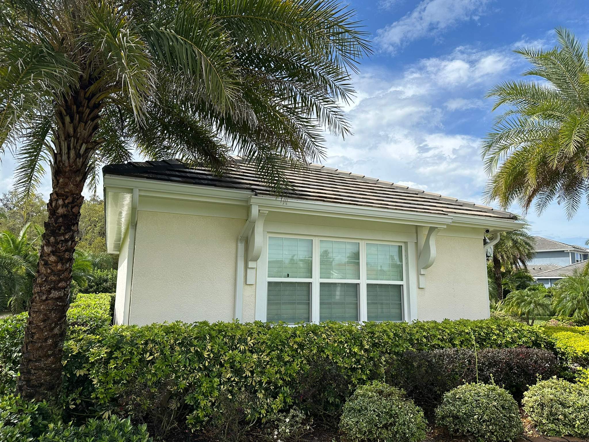 House Wash & Pool Screen Enclosure Cleaning in Winding River Community, Bradenton, FL | Sunshine AquaWash by Sunshine AquaWash