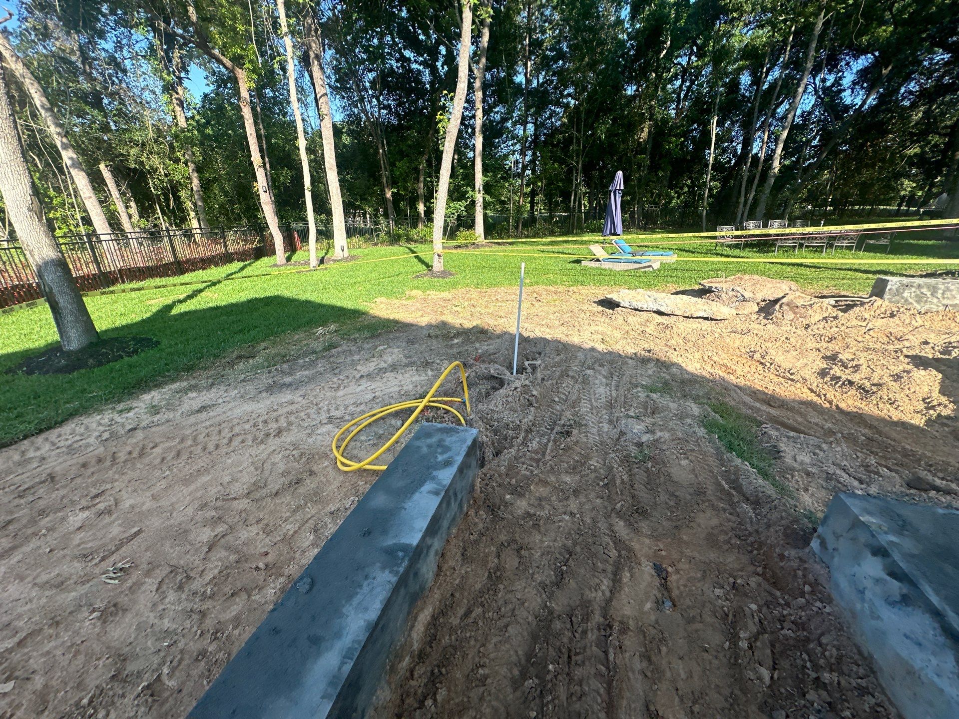 Modern Patio Cover and Kitchen in Montgomery by SophAlx LLC