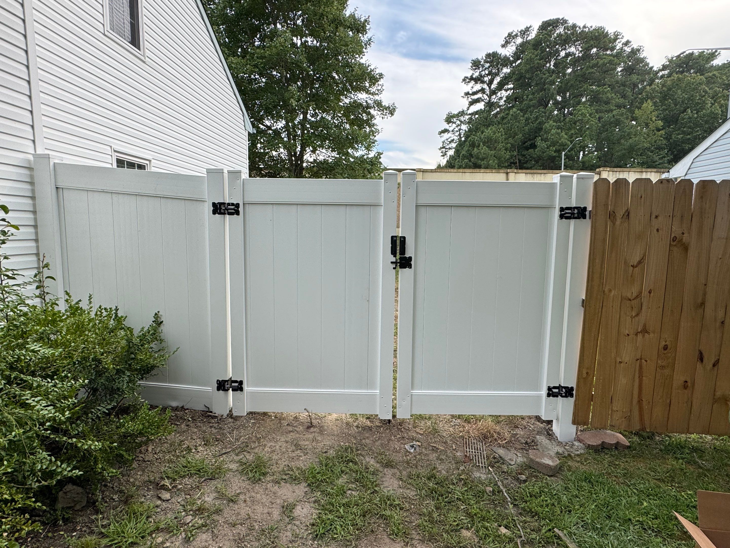 The Smart Choice in Fencing by Tidewater Trim & Deck