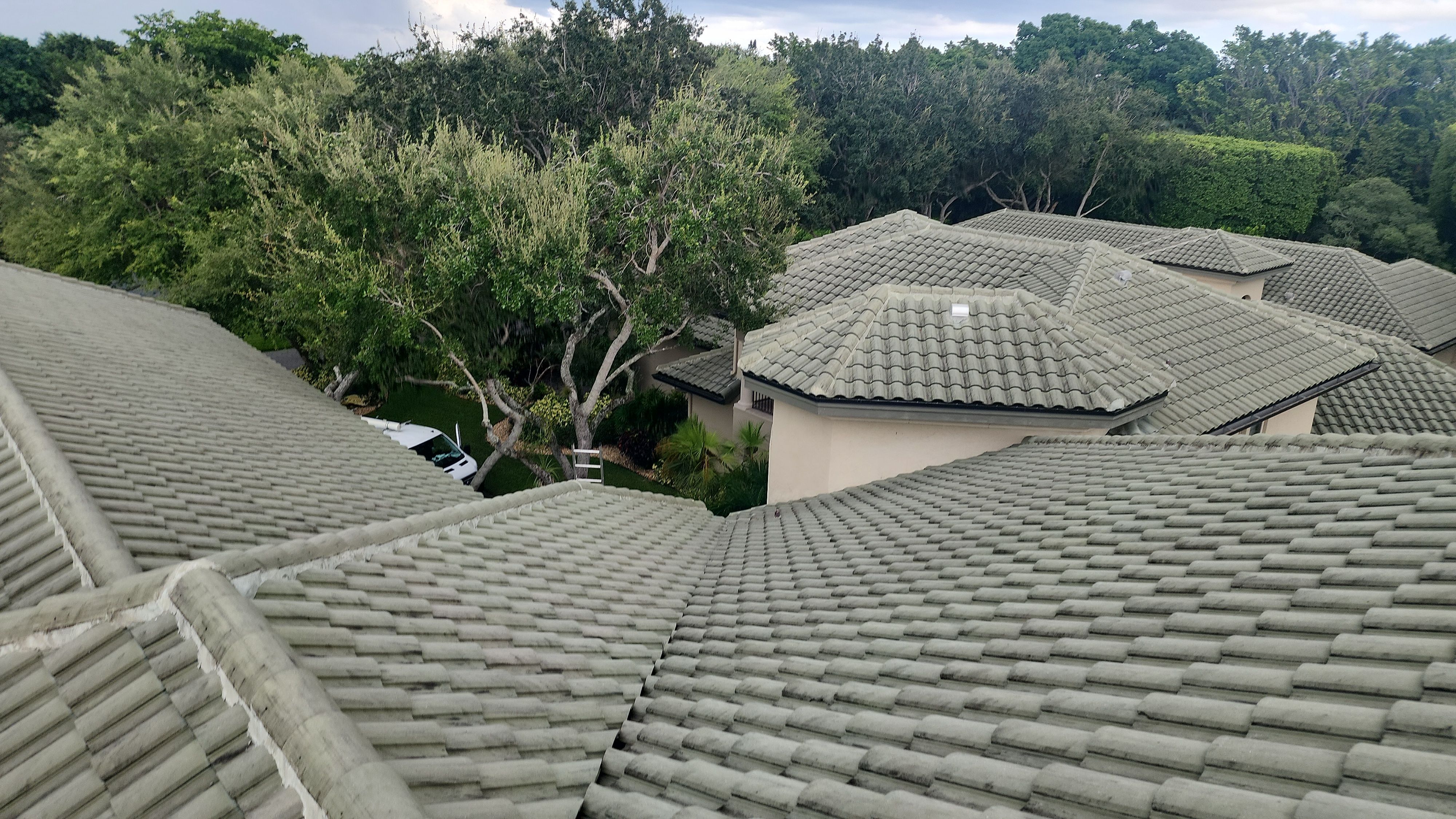 New Tile Roof Installation in Boca Raton ā Elegant, Durable & Hurricane-Resistant by Aastro Roofing