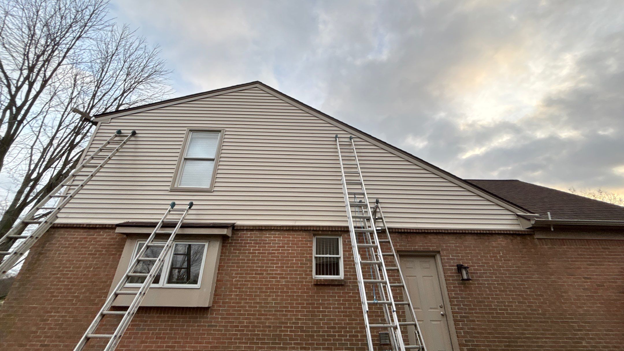 Siding Replacement using Alside Charter Oak D4.5" by 180 Contractors