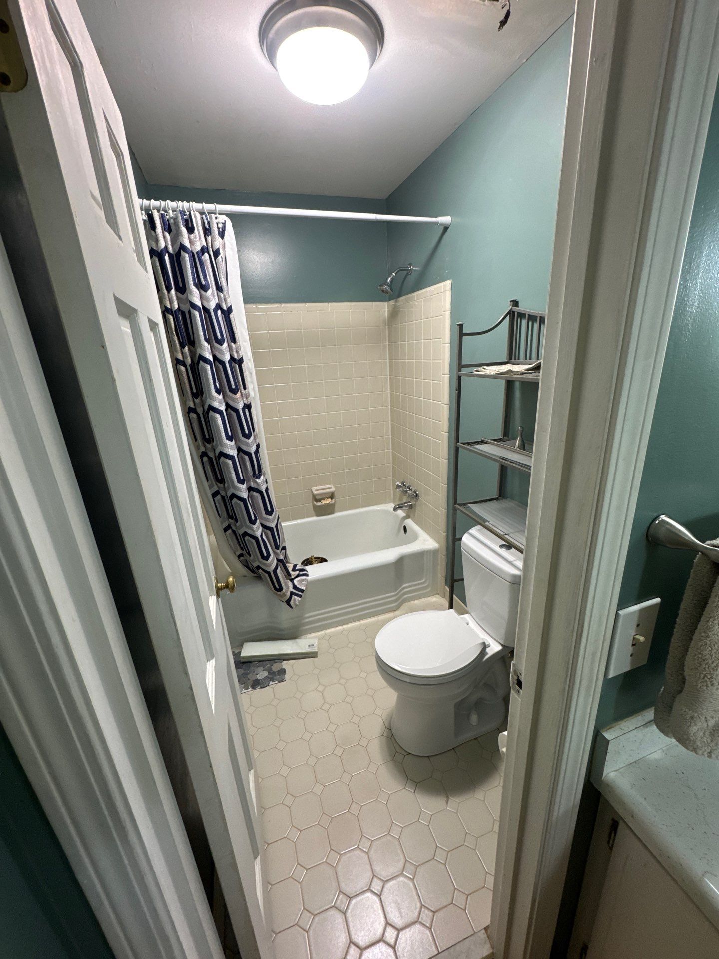 Guest bathroom renovation by Prudencio