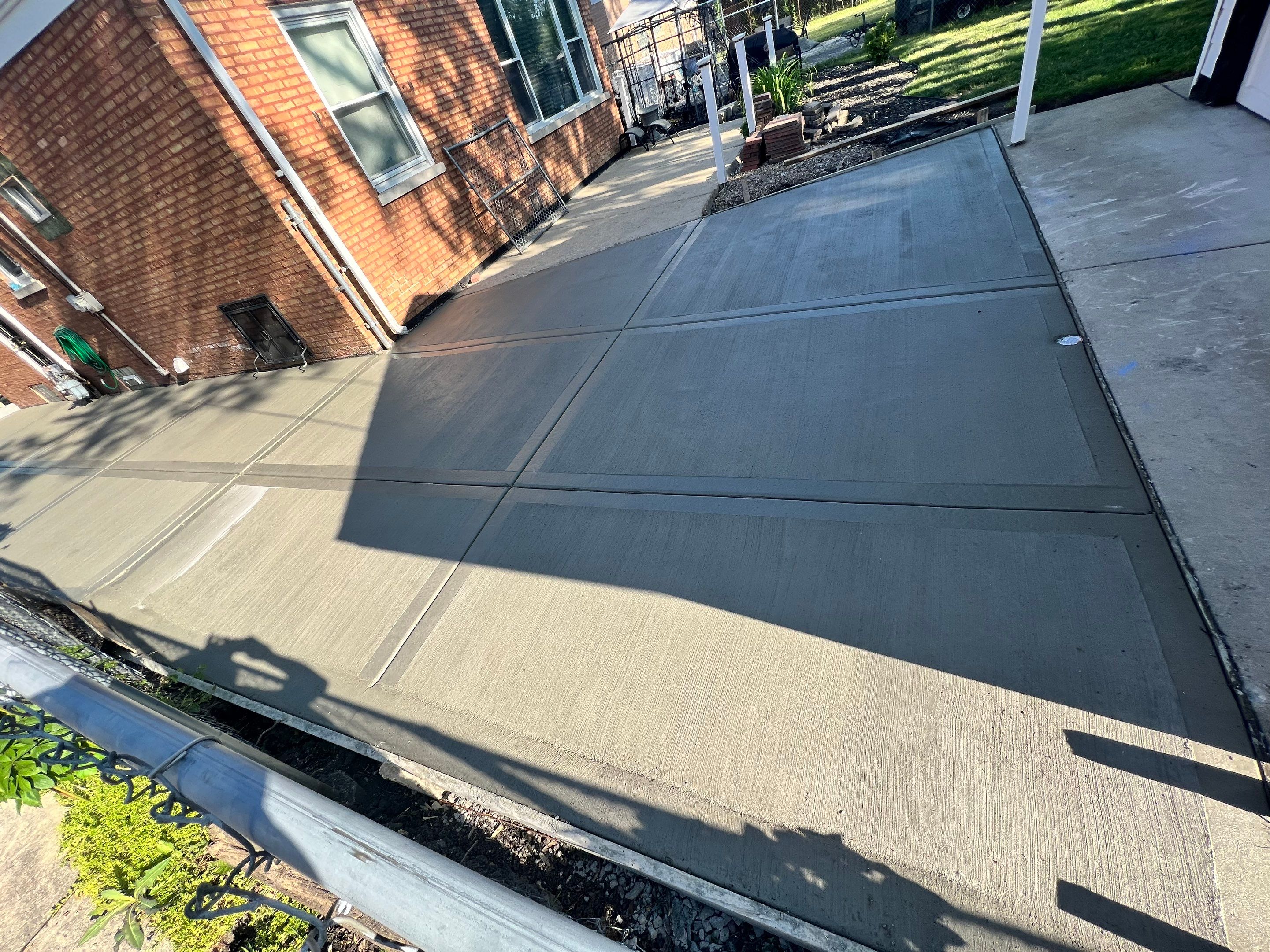 Concreto (Driveway Installation using concrete 4000 psi) by INQUSE GENERAL CONTRACTOR