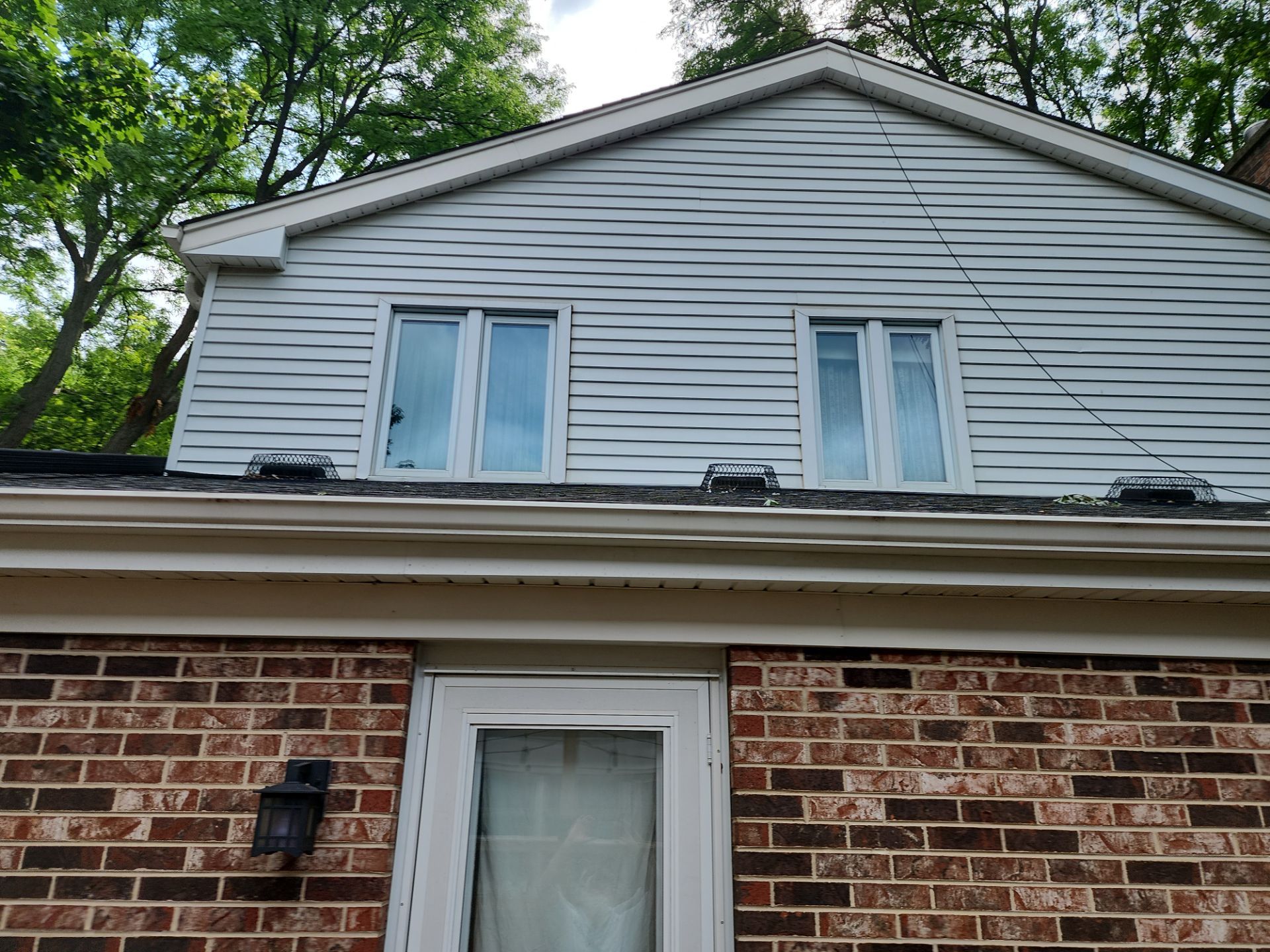 Palatine house wash and concrete power washing by Northern Power Washing LLC.