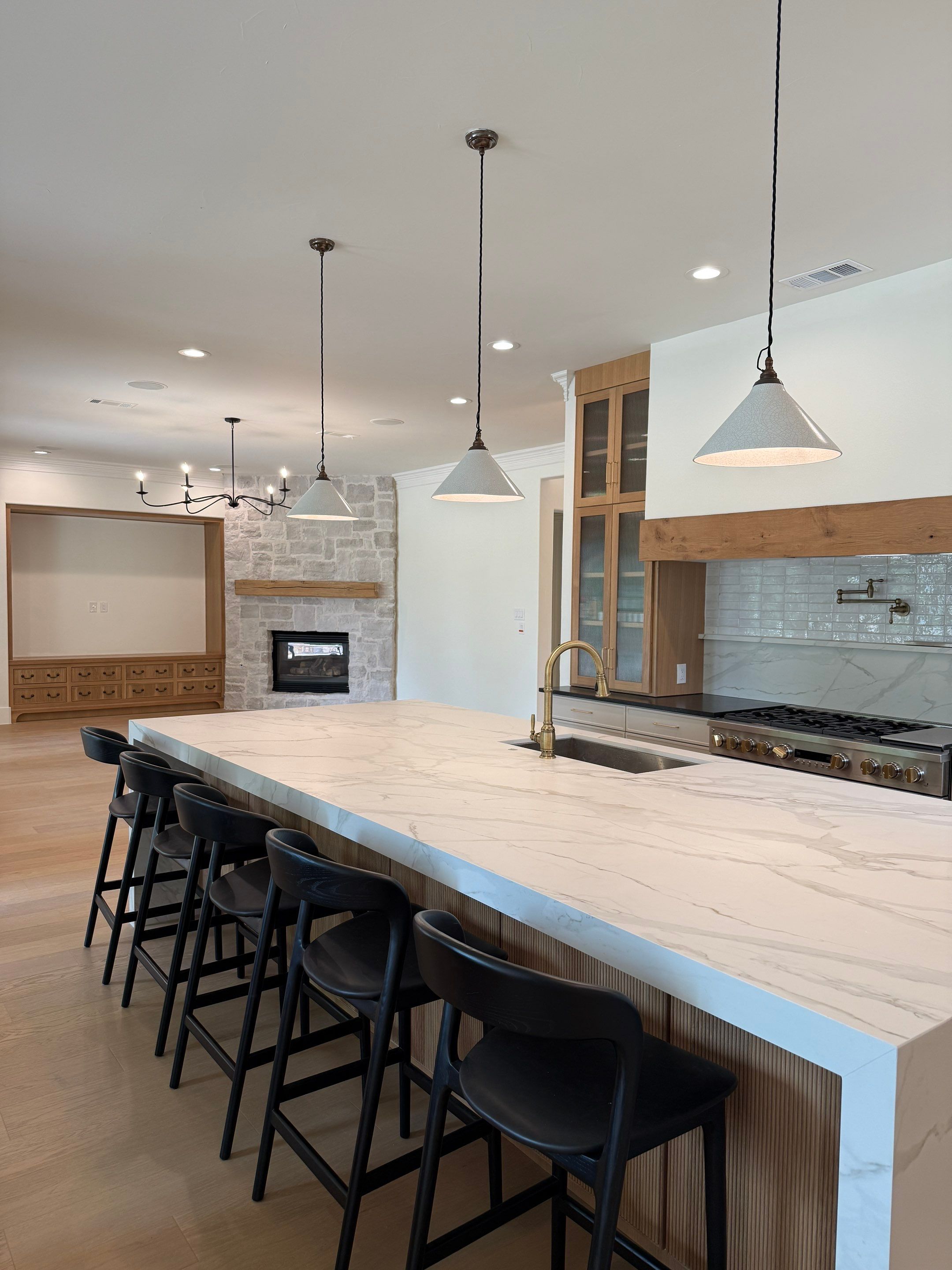 Luxury Remodel in Castle Hills by HOMES BY JAR