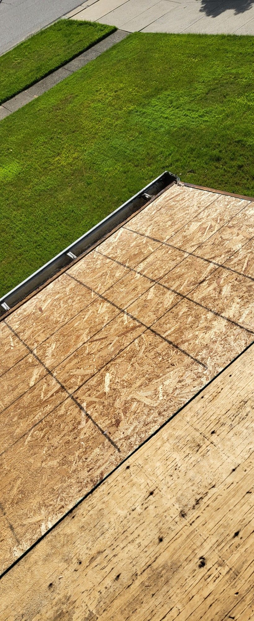 Brand: Atlas Pinnacle Color: Pristine Scotchgarde Pewter Drip: White by Eagle Eye Roofing