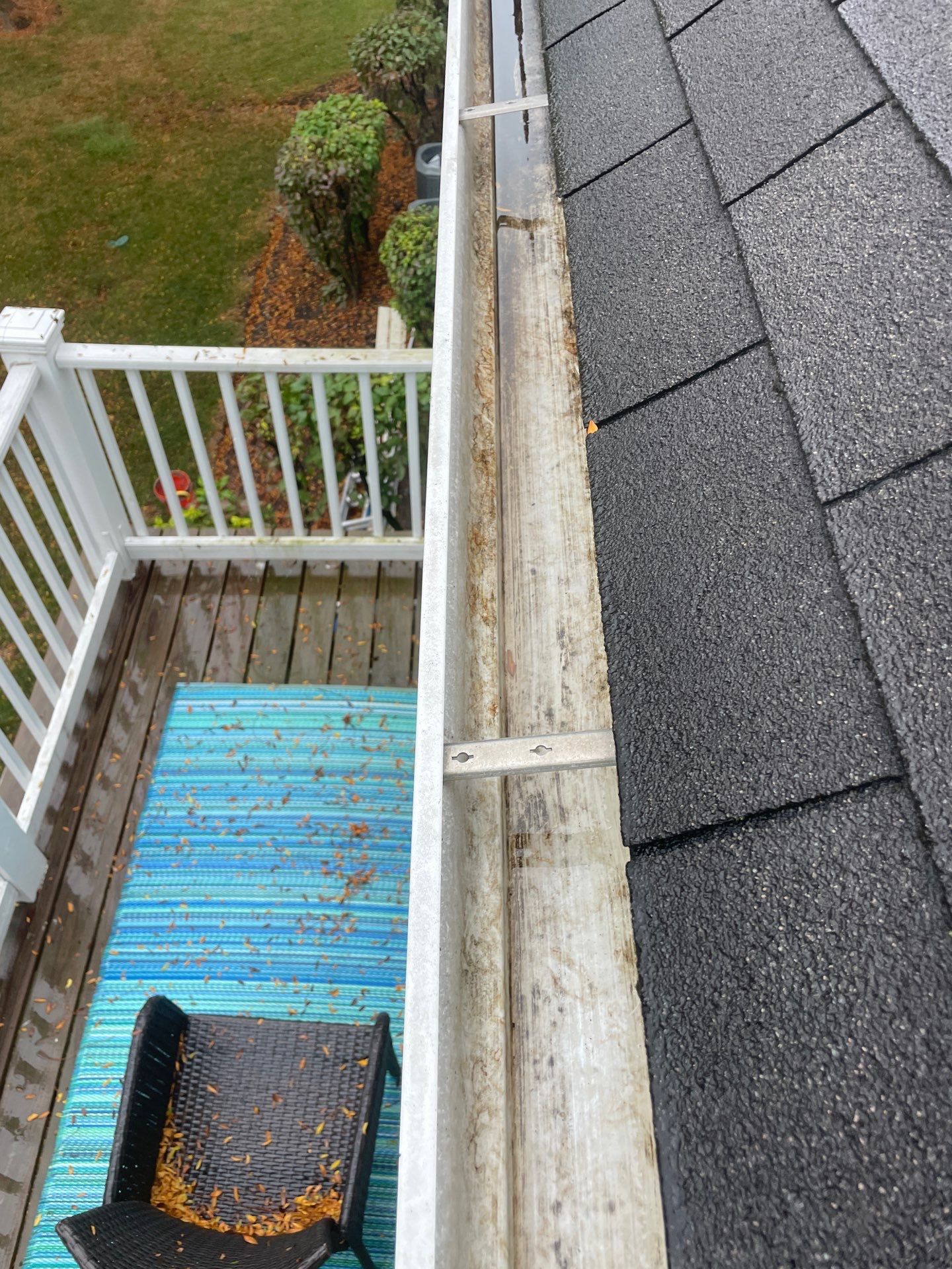 Commercial gutter cleaning Schaumburg & Hoffman Estates, IL	 after photo with clean gutters