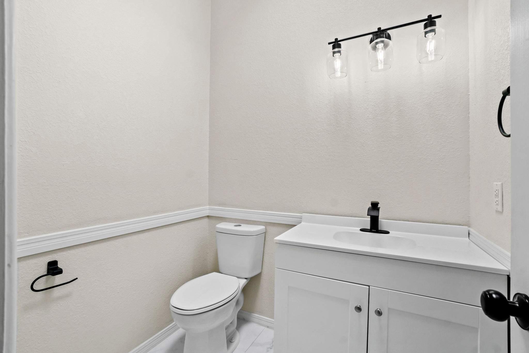 Luxury condo remodel by the golf course by Castro Brothers Solutions