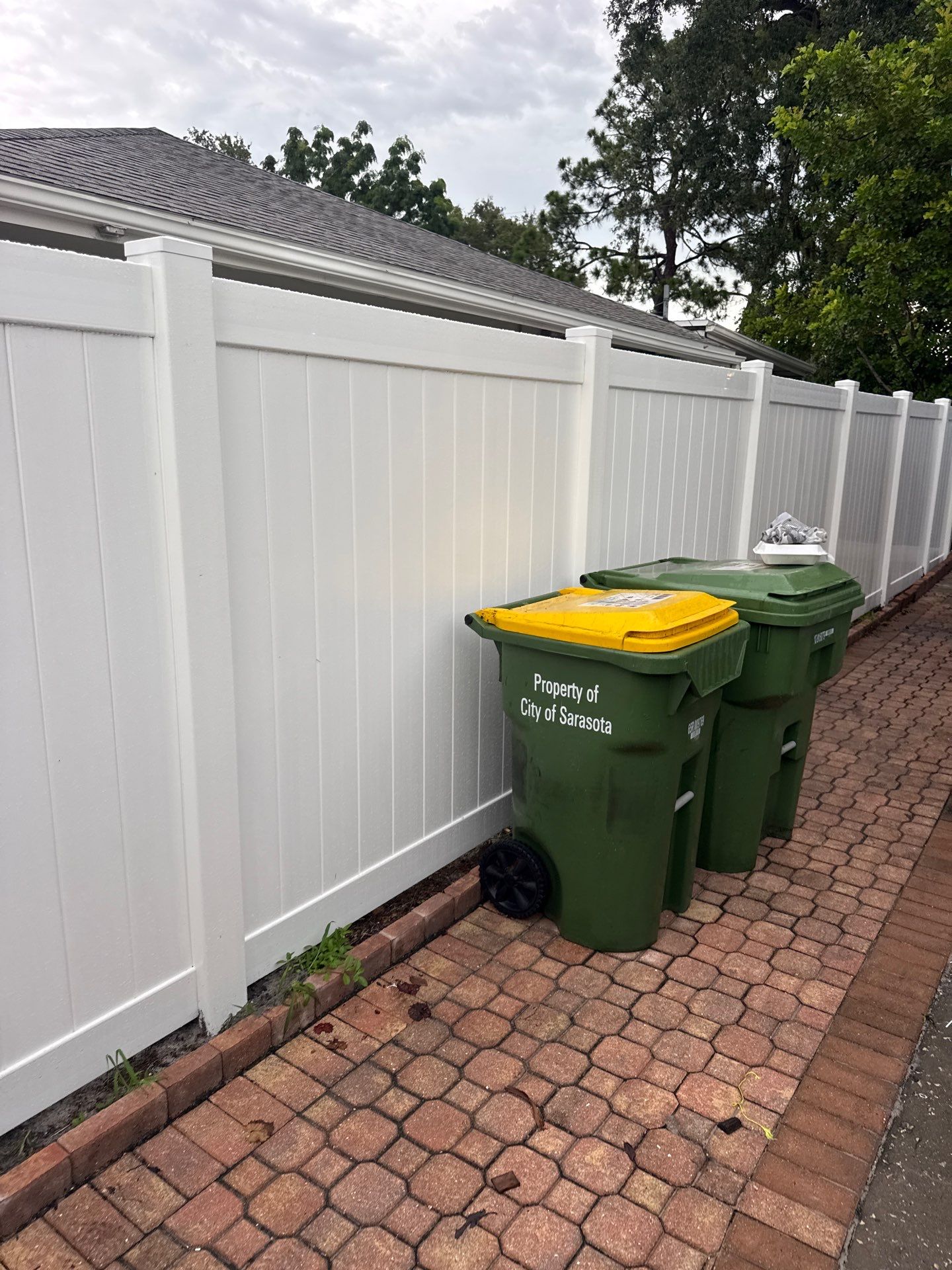 White Vinyl Privacy Fence and Backyard Enclosure in Sarasota by True Fence LLC