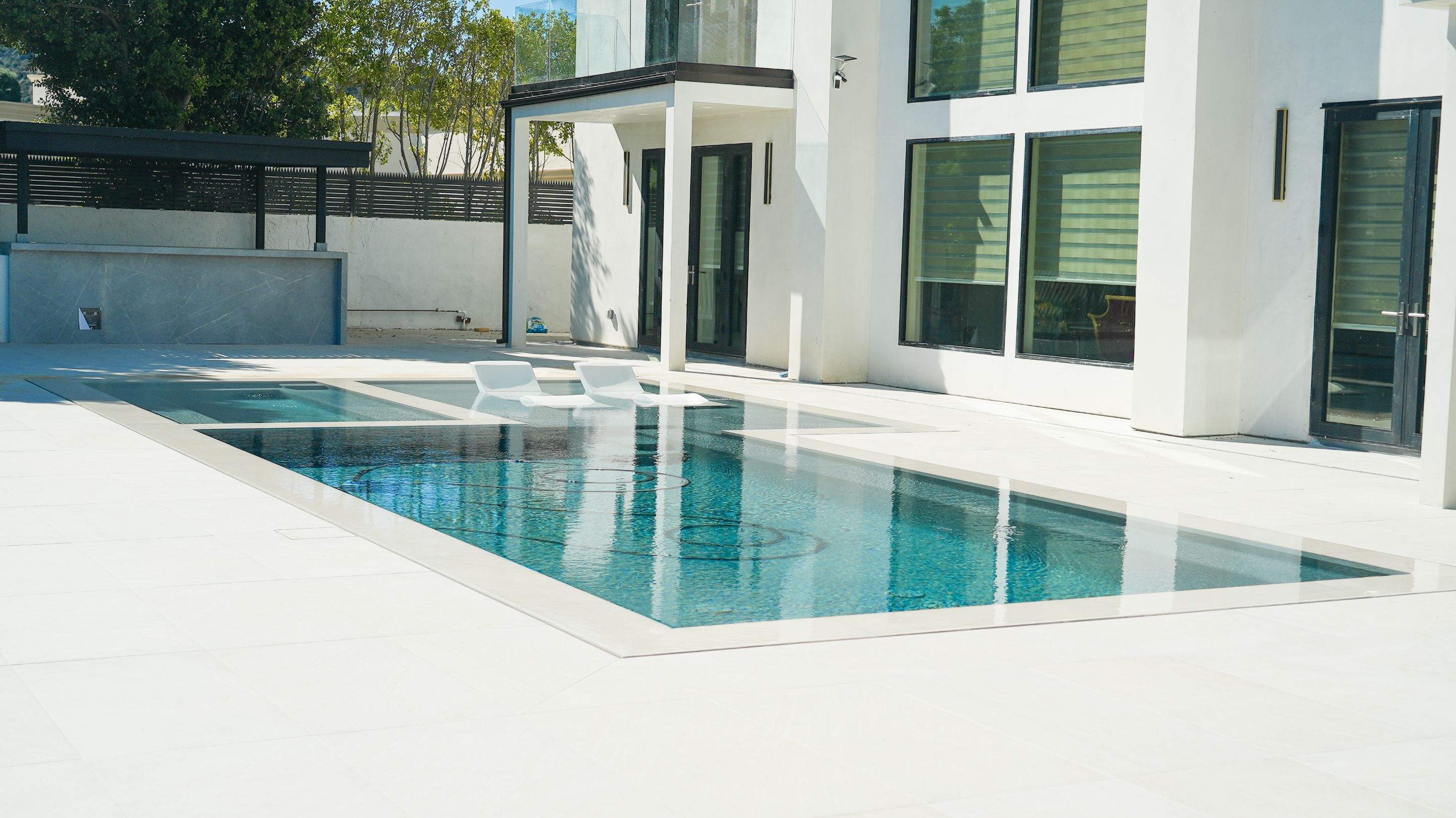 Zero-edge Pool & Backyard Trnasformation by Lax Home Inc 