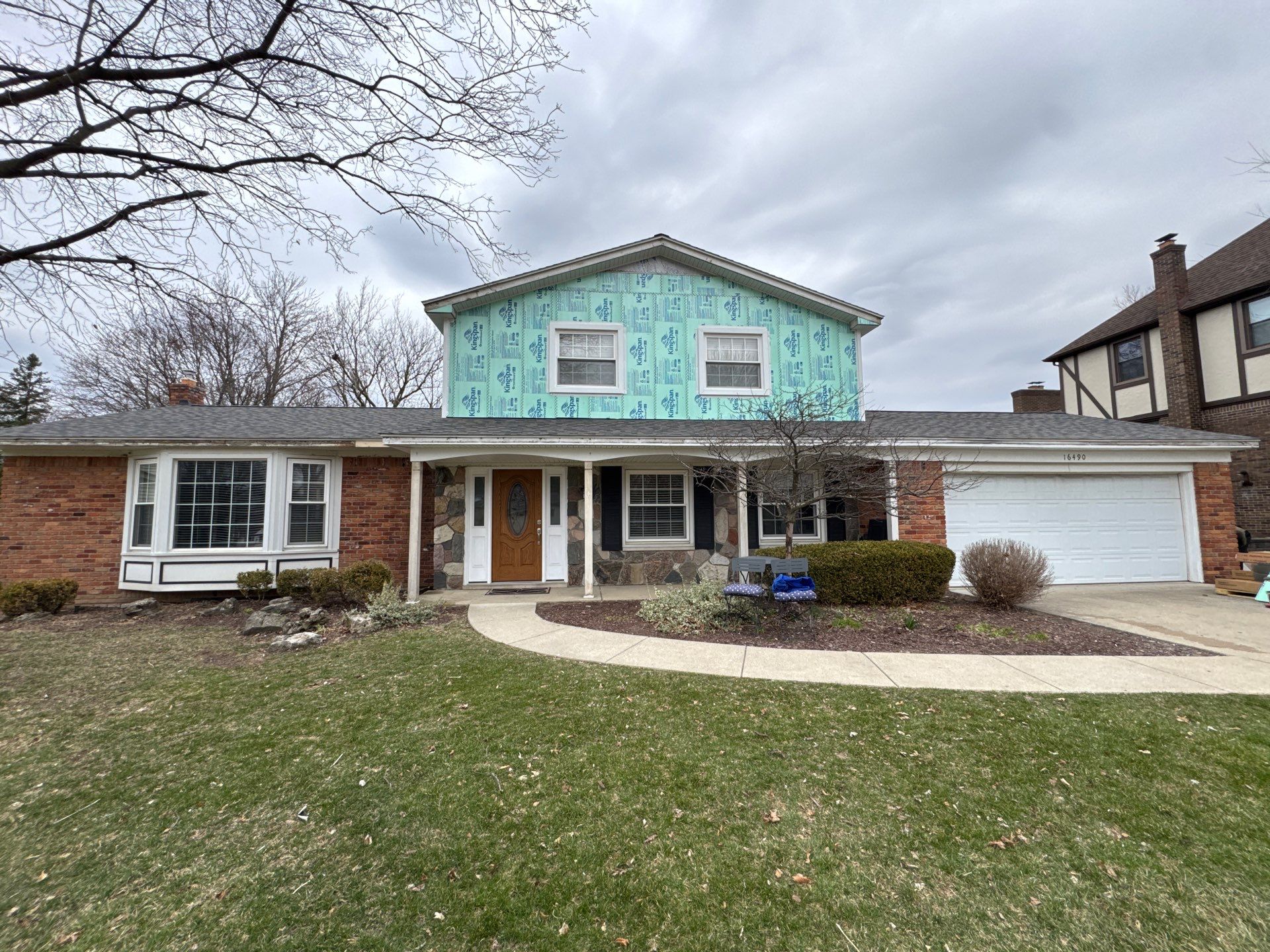 Siding Replacement using Alside Charcoal Smoke and Roof Replacement using Owens Corning Peppercorn by 180 Contractors
