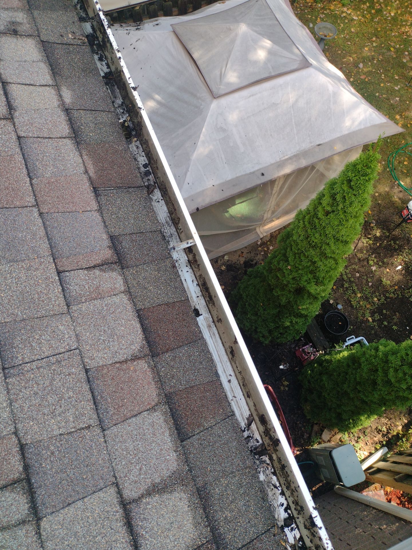 Commercial gutter cleaning Traverse City, MI after photo with clean gutters